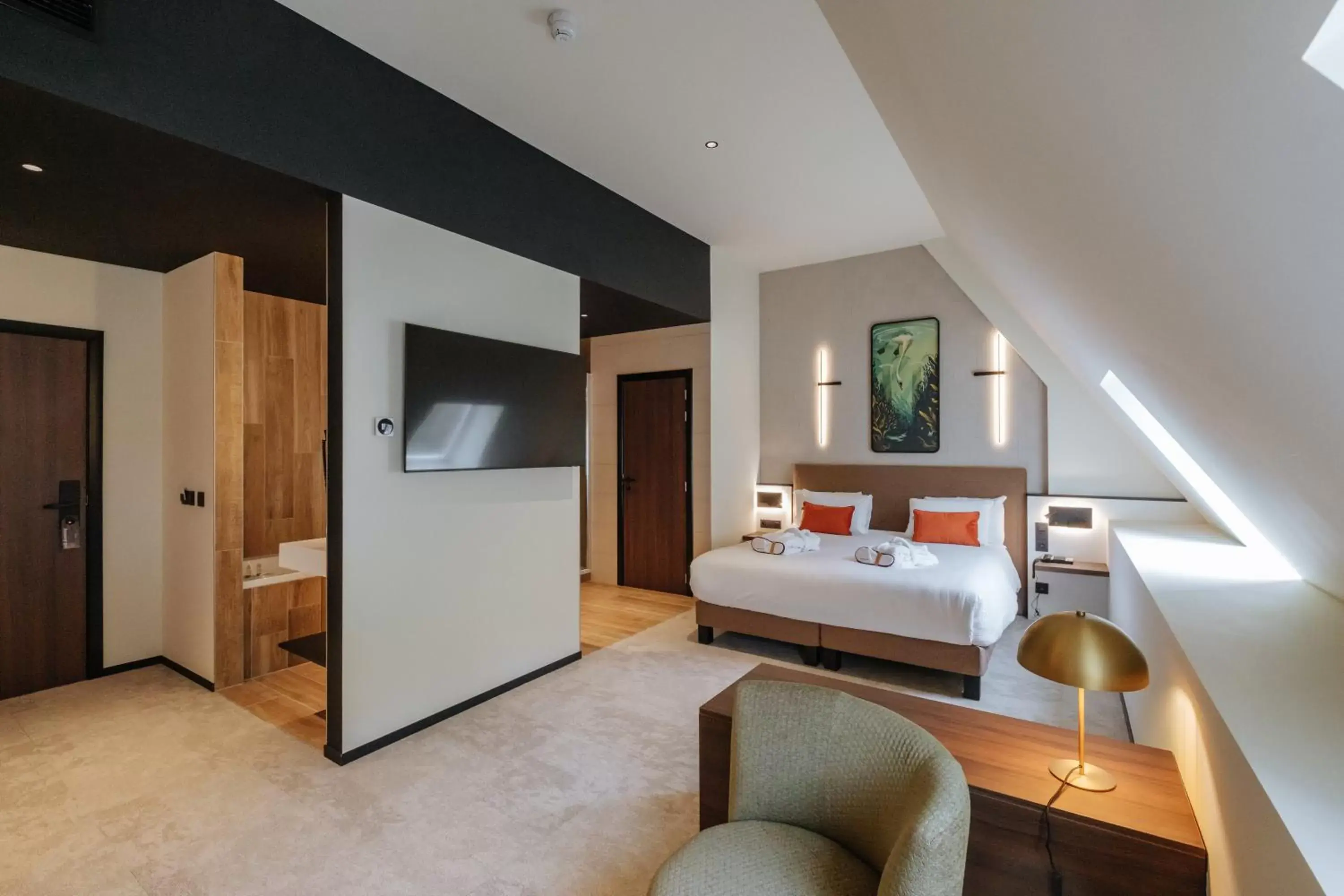 Bedroom, TV/Entertainment Center in Mercure Namur Hotel