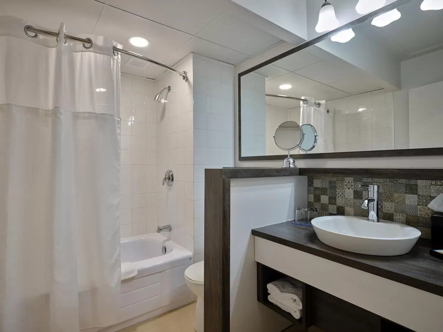 Bathroom in Hôtel Universel, Centre de congrès Rivière-du-Loup