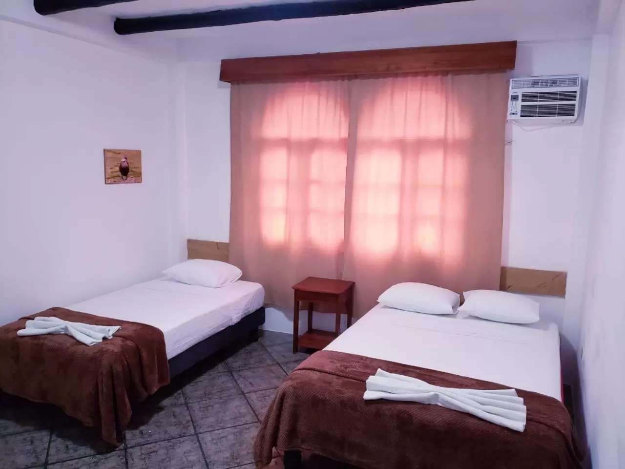 Photo of the whole room, Bed in Hotel Crossman