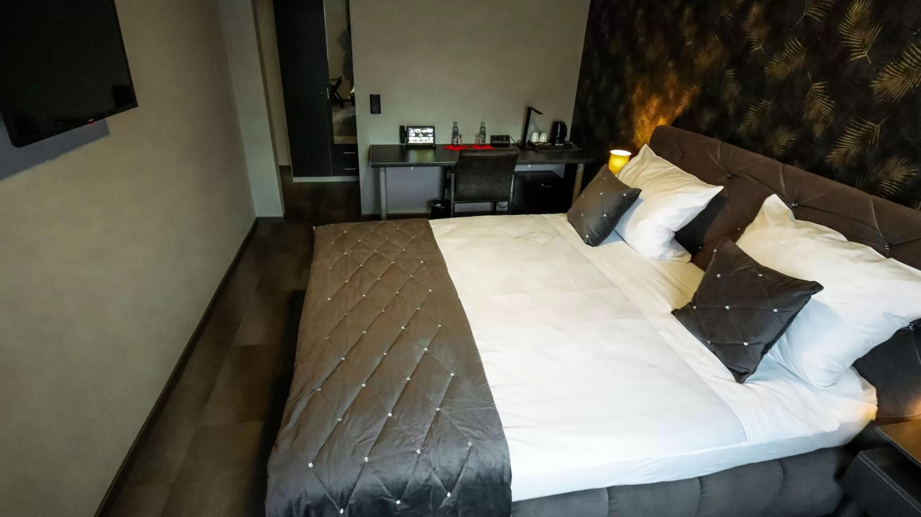 Photo of the whole room, Bed in DUA Hotel