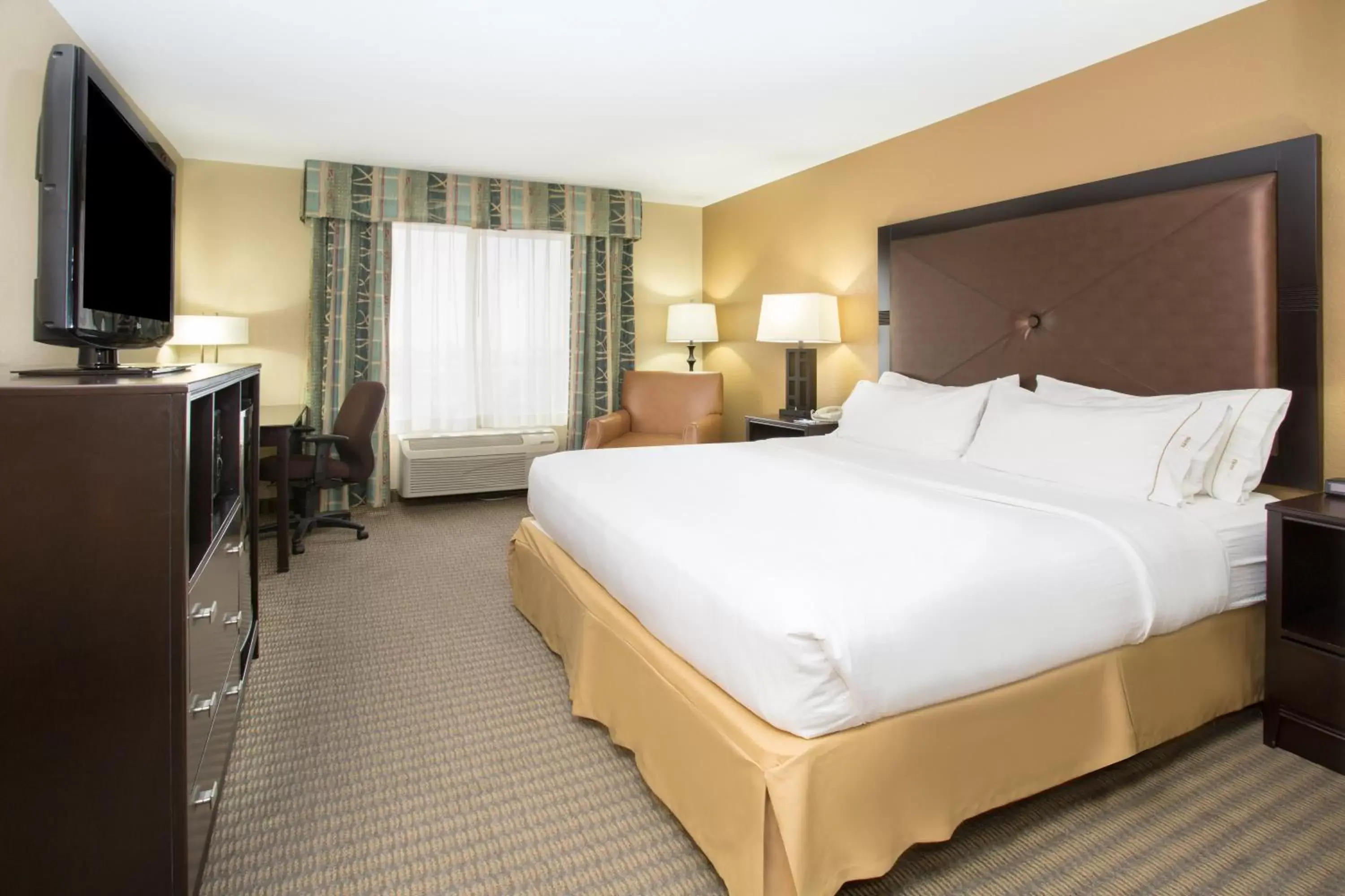Photo of the whole room, Bed in Holiday Inn Express Hotel & Suites Lexington, an IHG Hotel