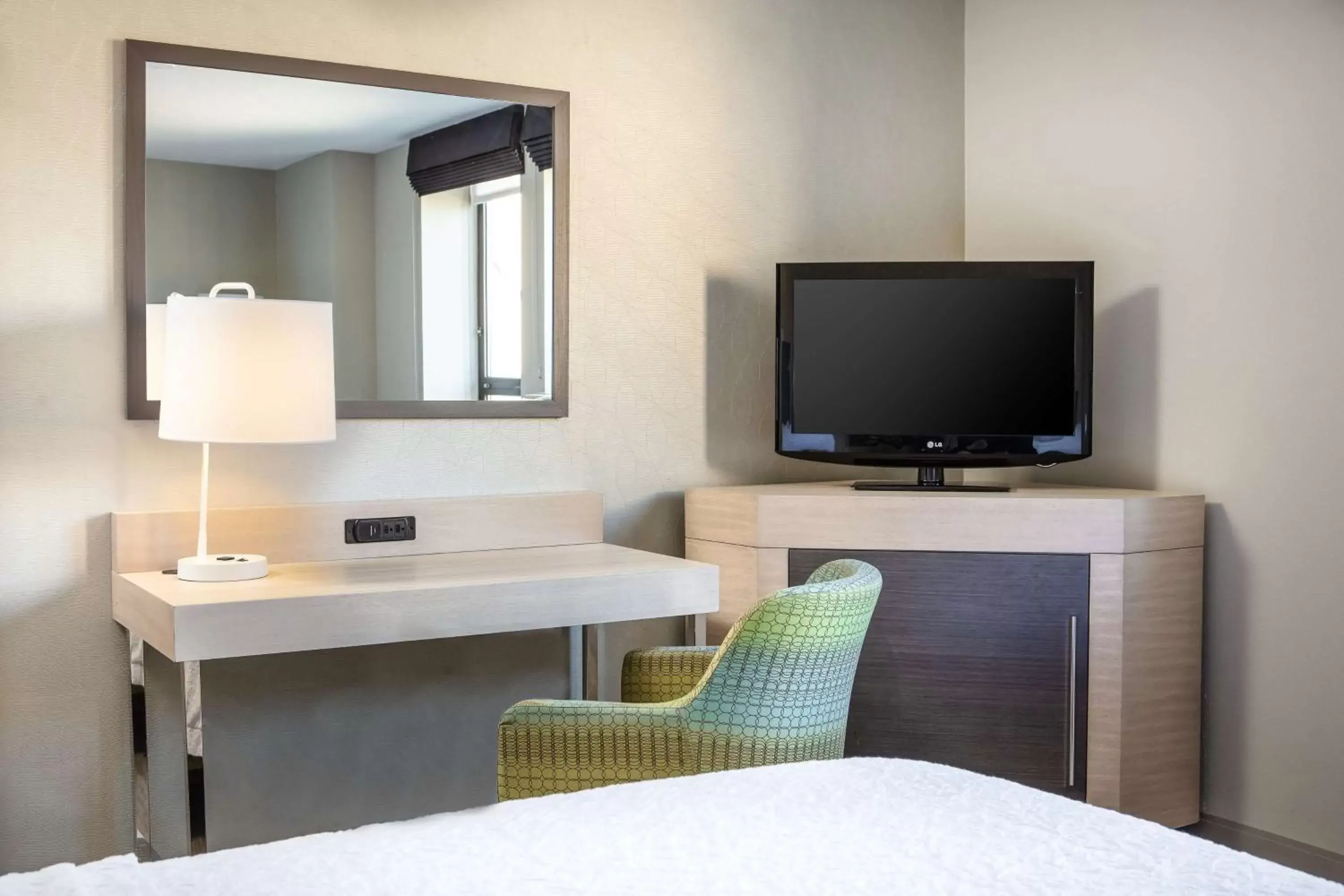 Bed, TV/Entertainment Center in Hampton Inn Freeport