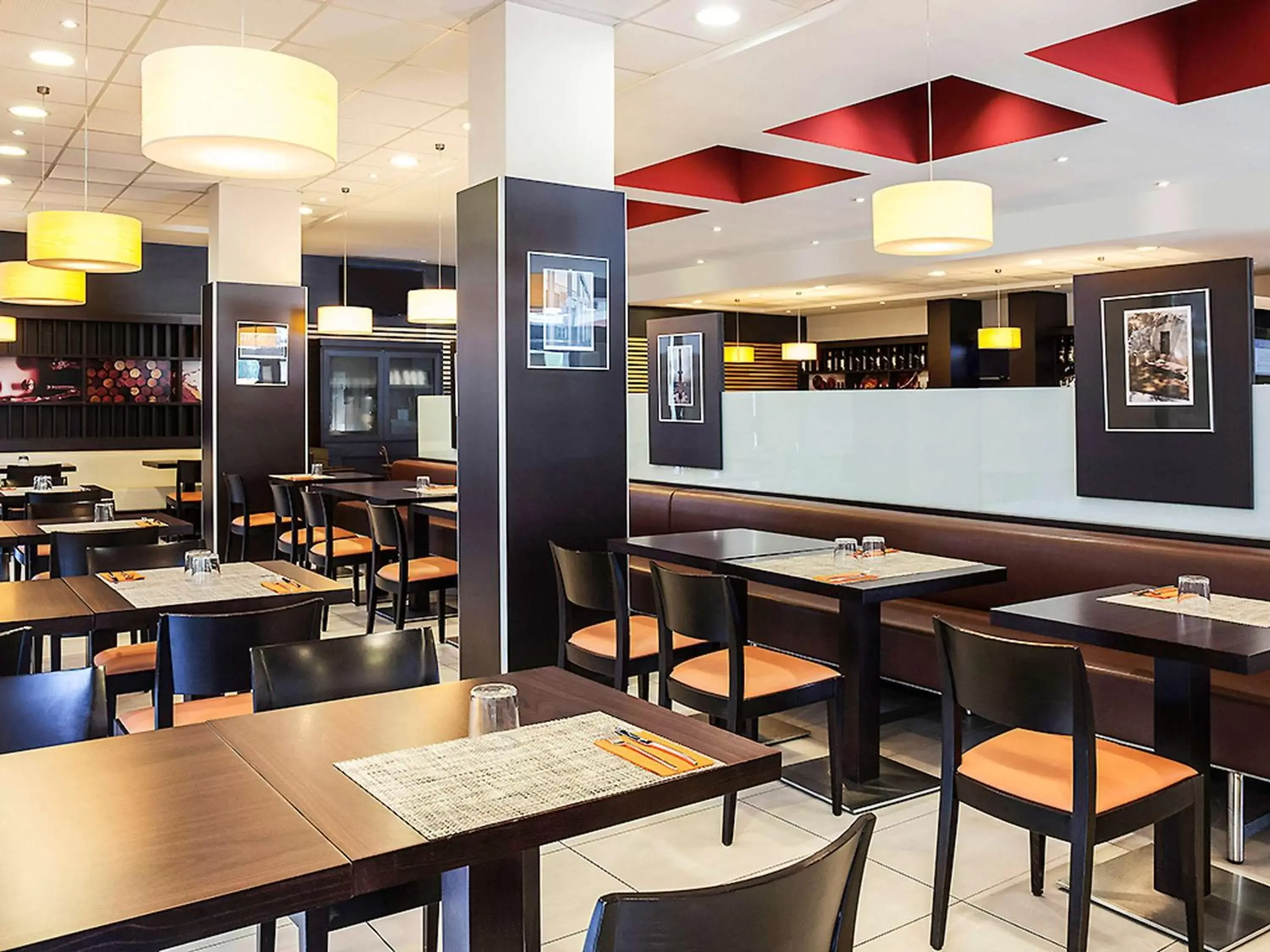 Restaurant/Places to Eat in Ibis Ripollet