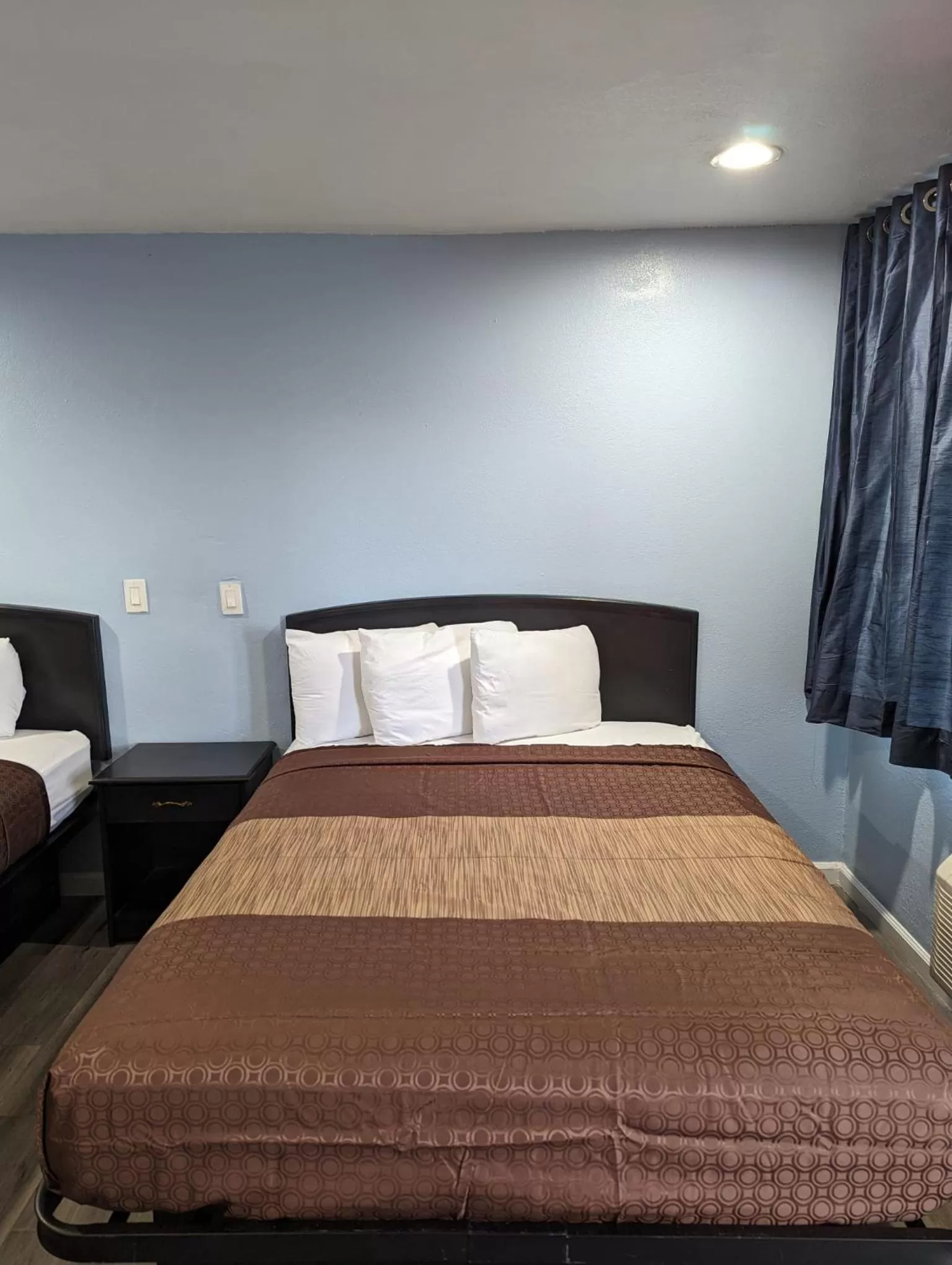 Bed in BEST MOTEL on Historic Route 66, Barstow