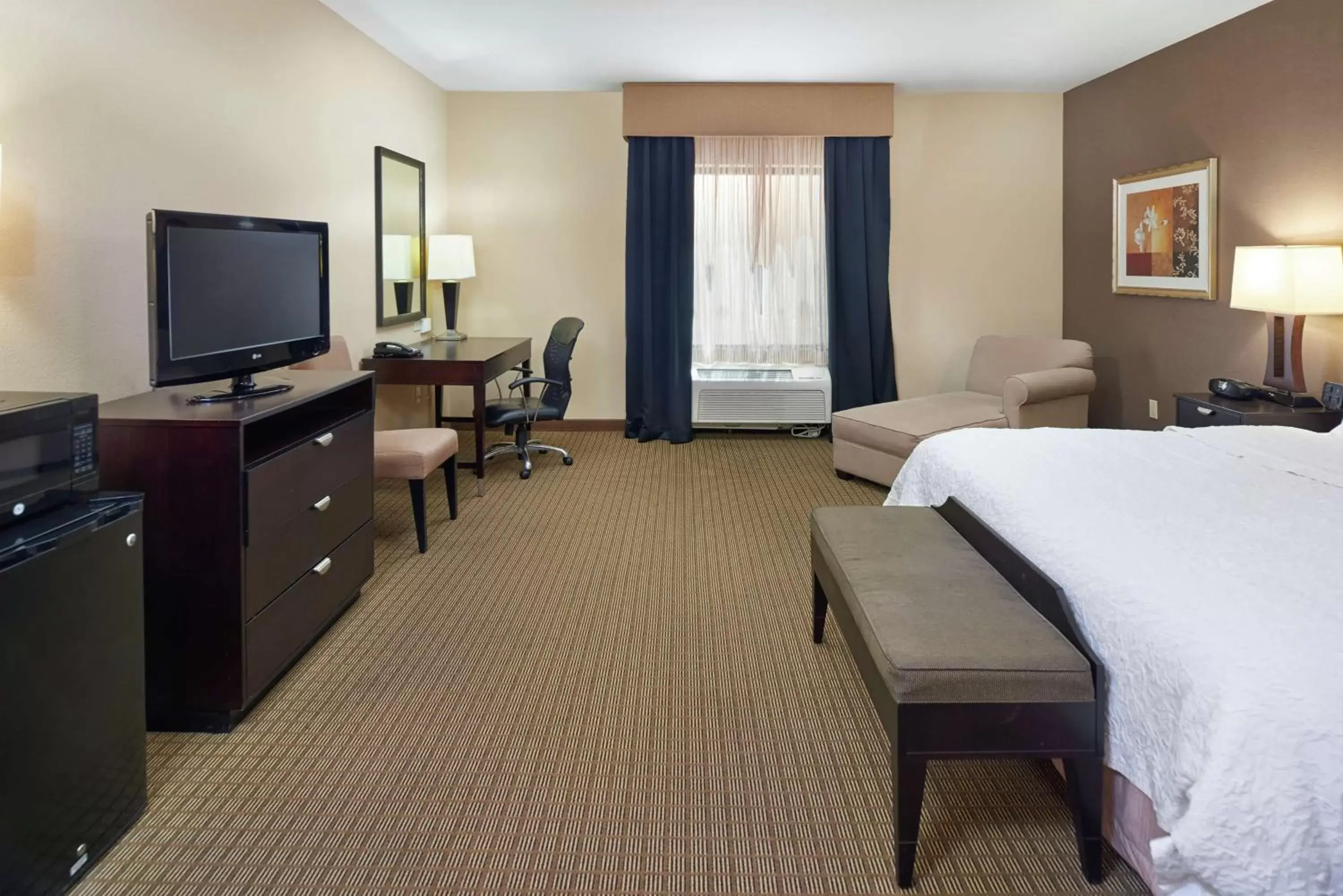 Bedroom, TV/Entertainment Center in Hampton Inn & Suites Decatur