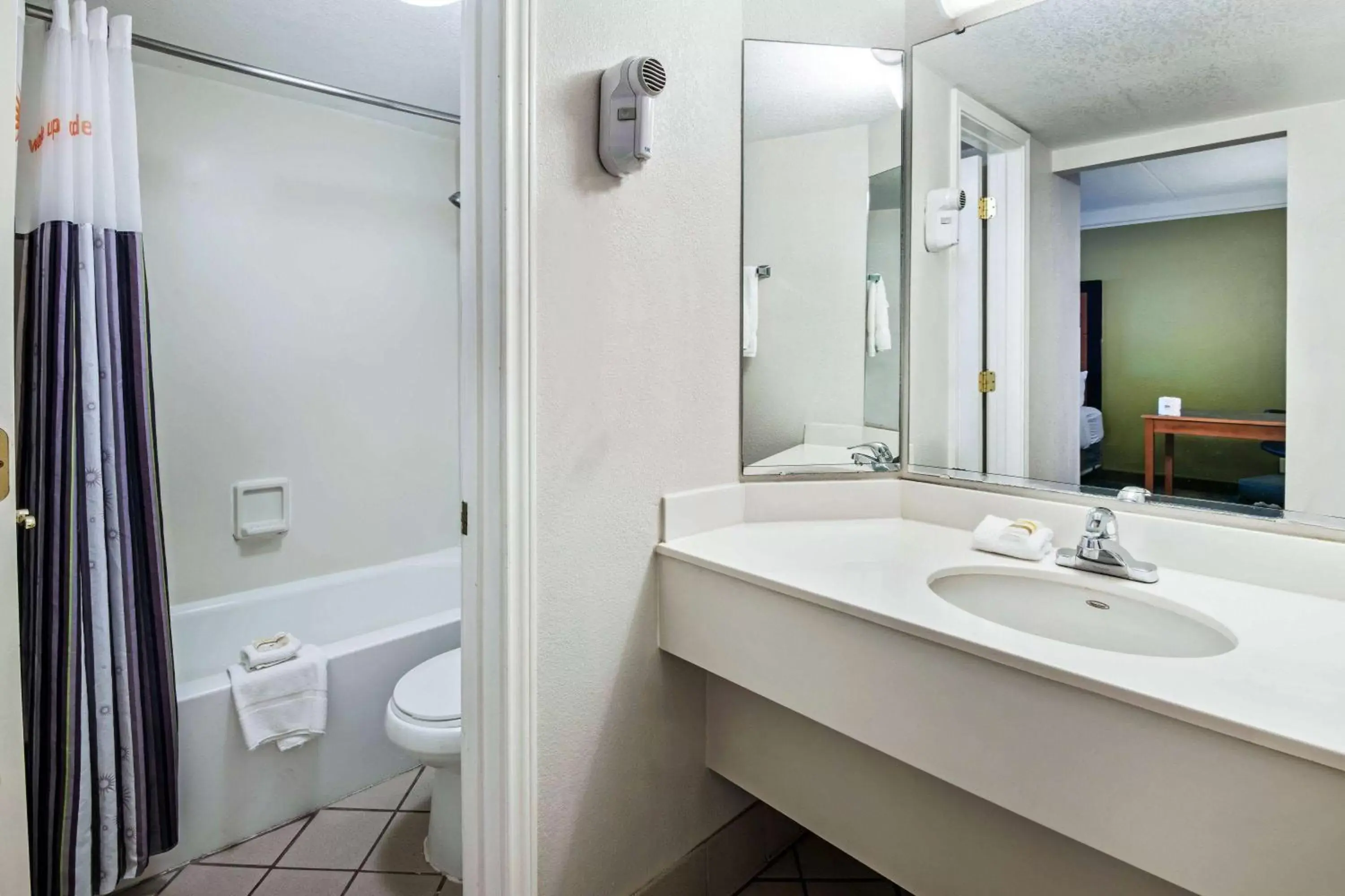 Bathroom in La Quinta Inn by Wyndham Amarillo Mid-City