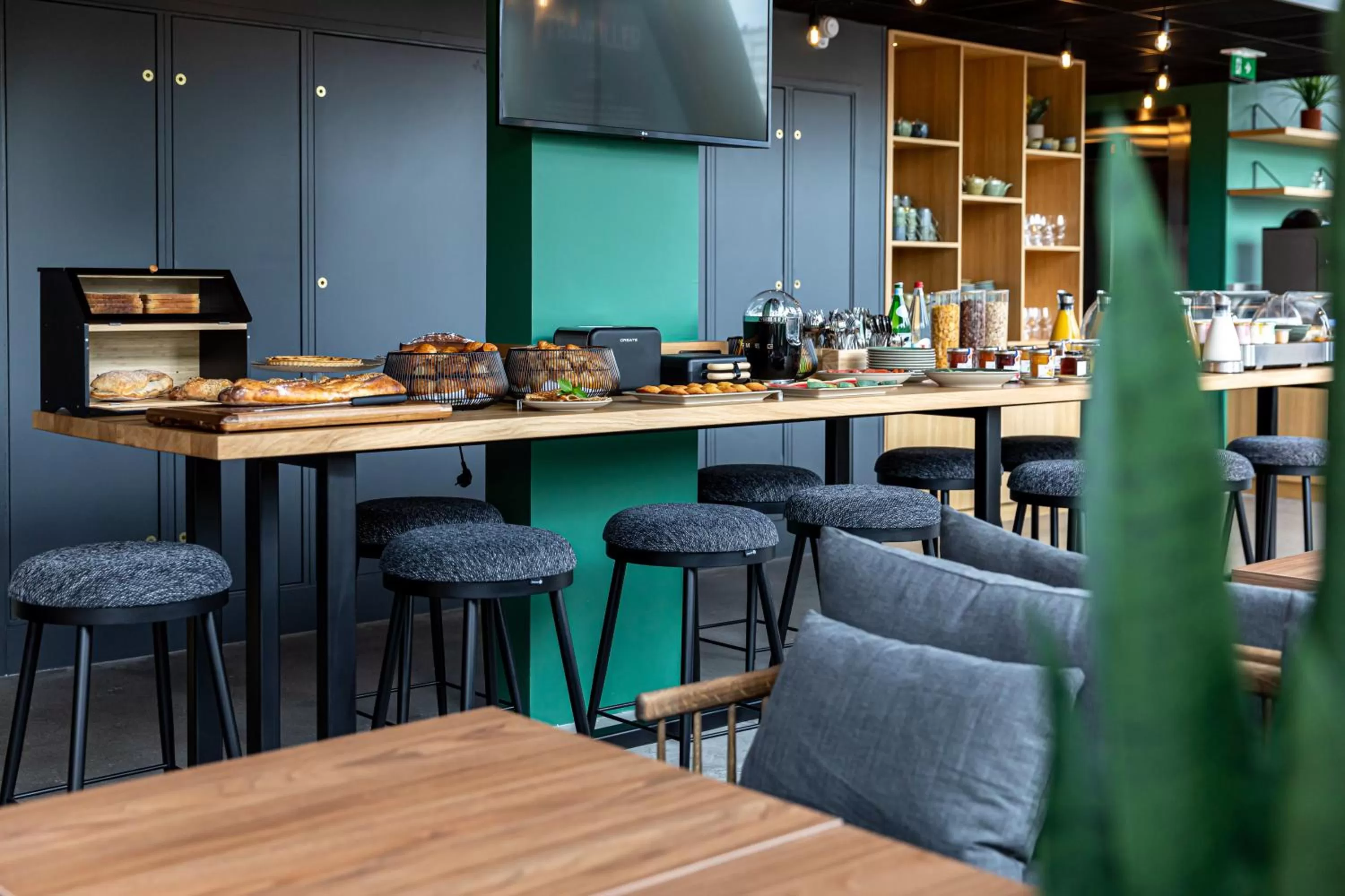 Food and drinks in Best Western M-Treize Paris Asnieres