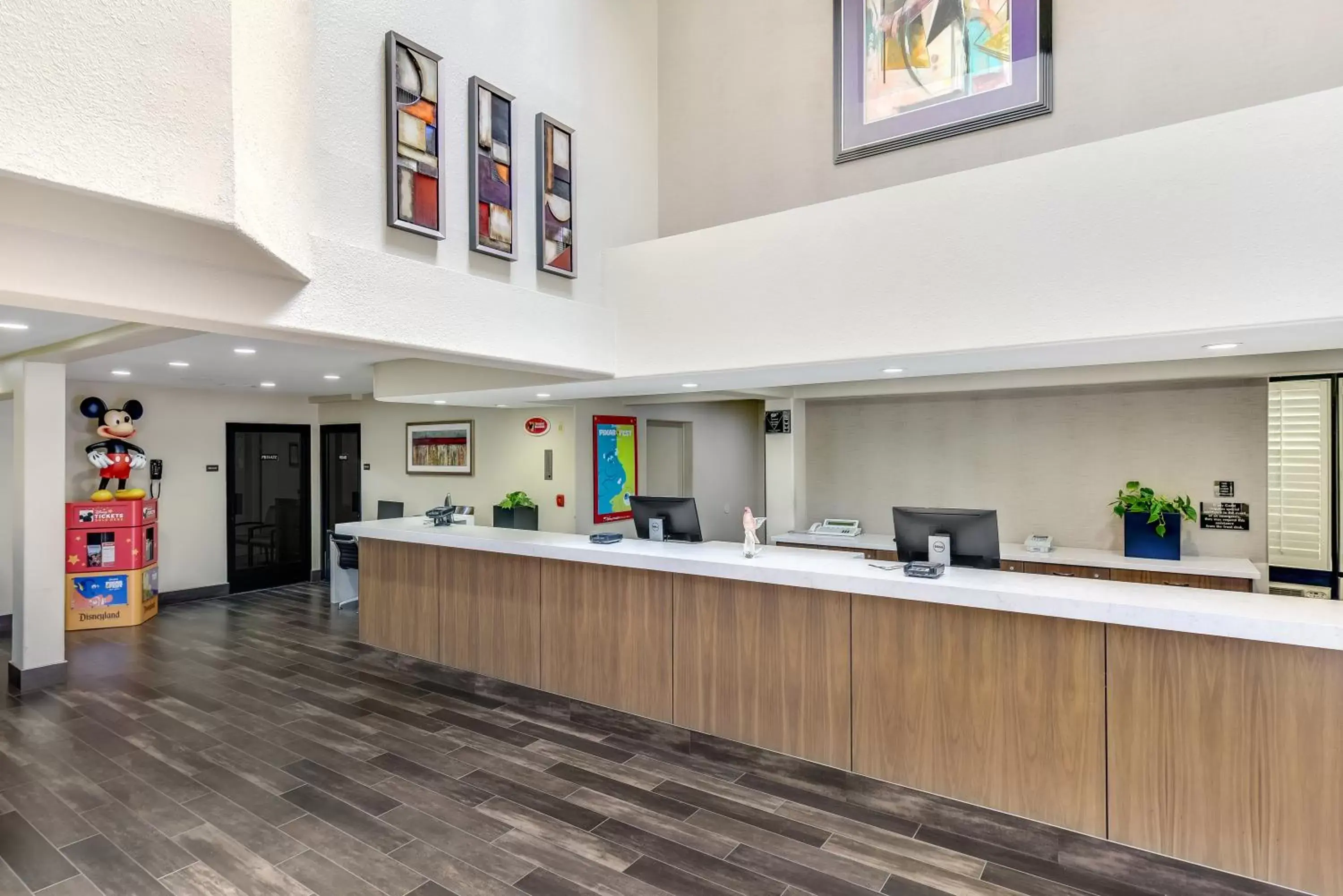 Lobby or reception in Anaheim Desert Inn & Suites