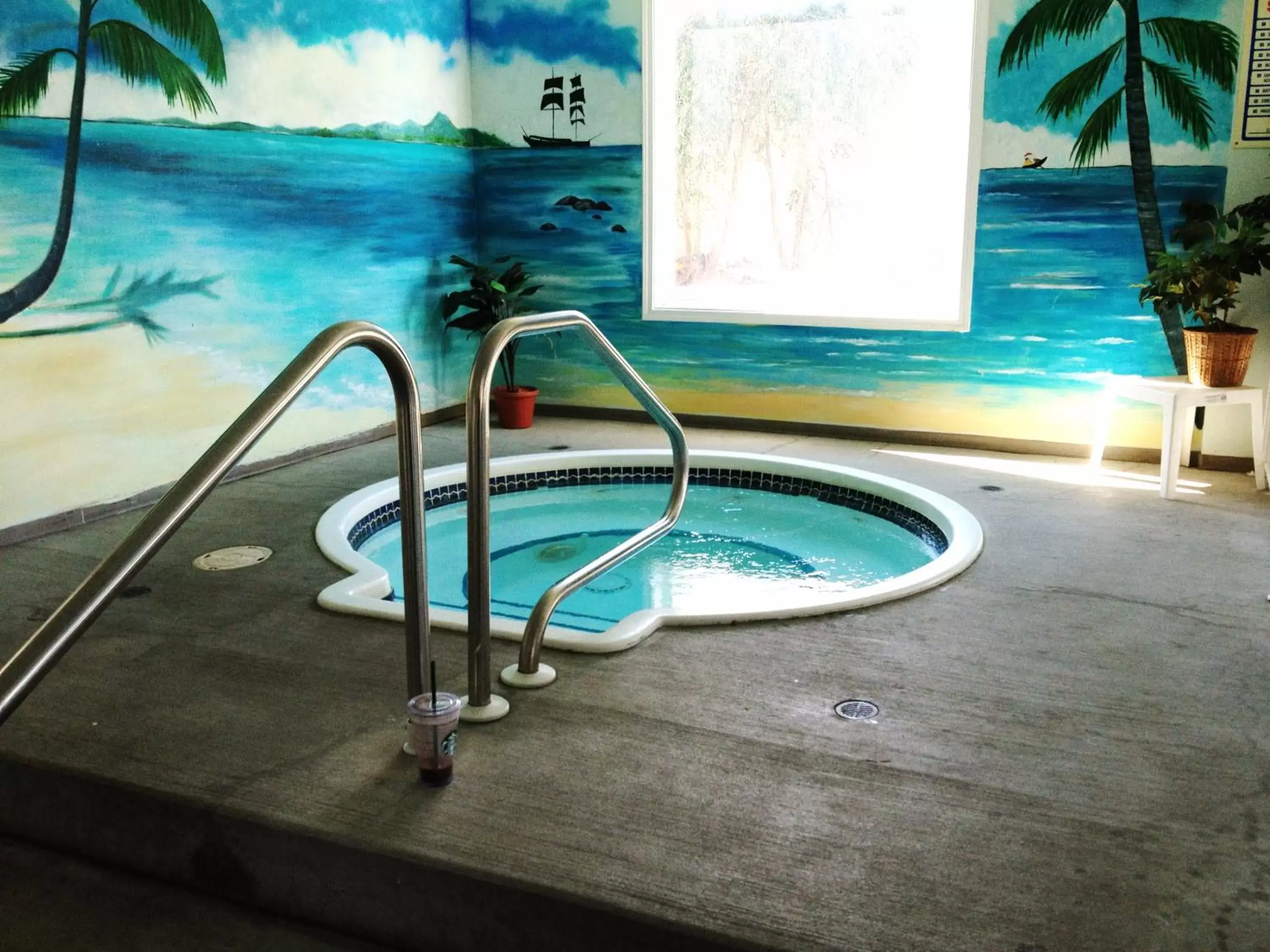 Hot Tub, Swimming Pool in Country View Motor Inn