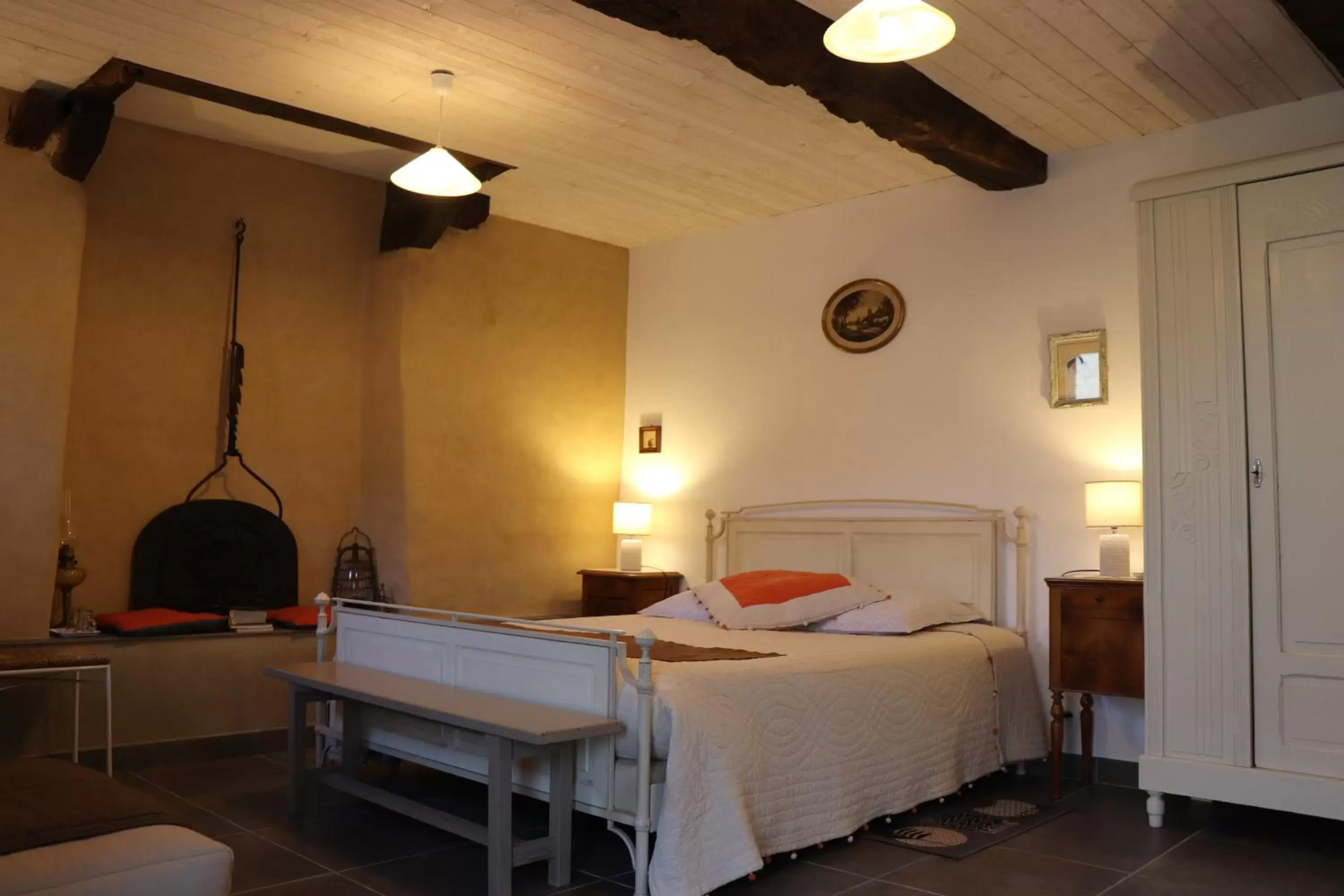 Bed in Chambres d'hôtes La Fontaine Garel