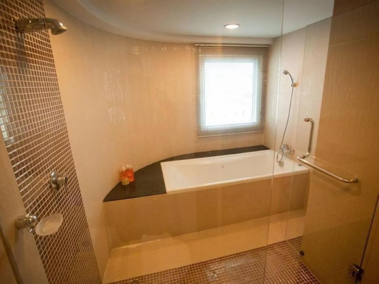 Shower in S.M. GRANDE RESIDENCE