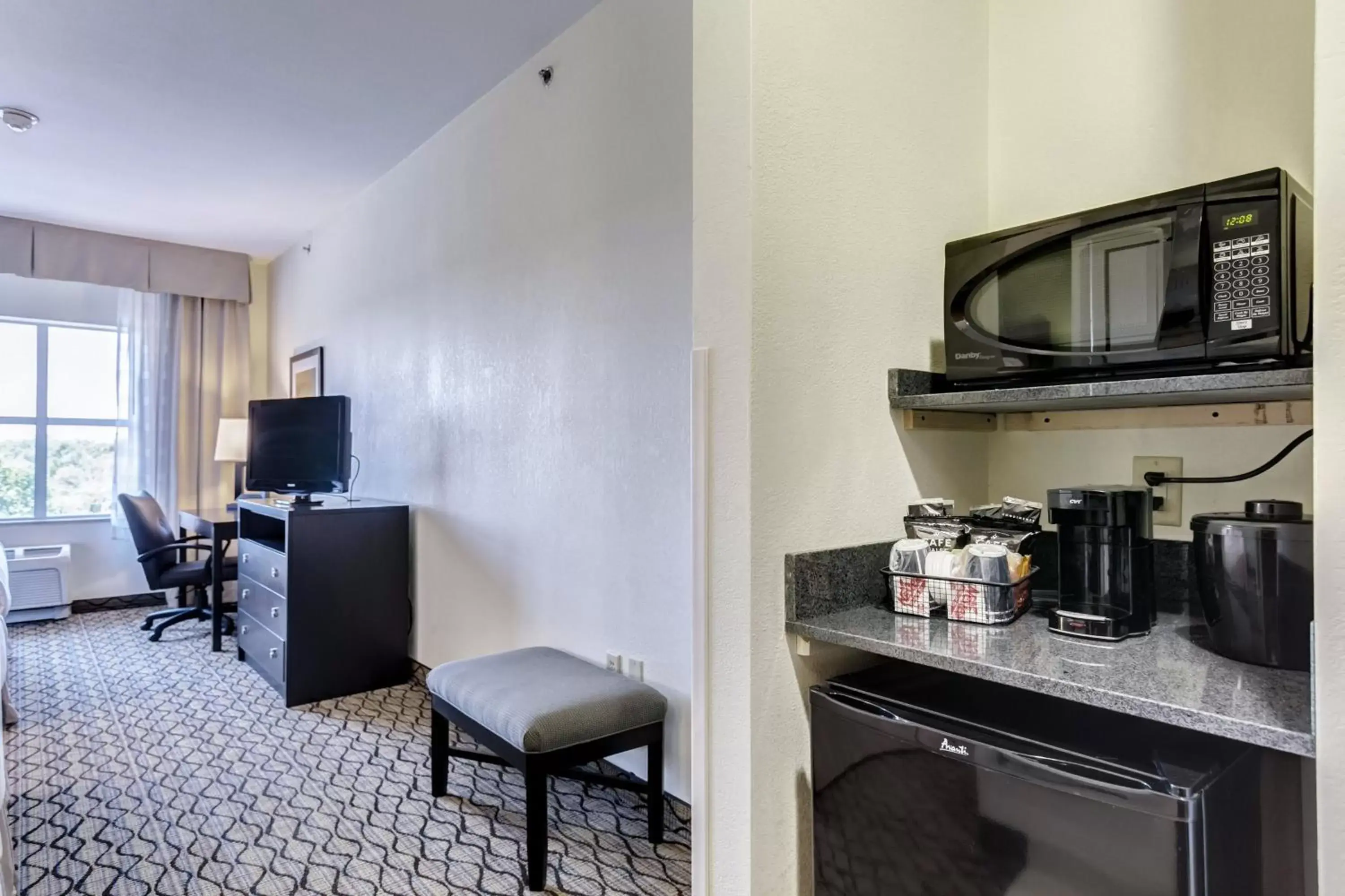 Photo of the whole room, Kitchen/Kitchenette in Holiday Inn Poplar Bluff, an IHG Hotel