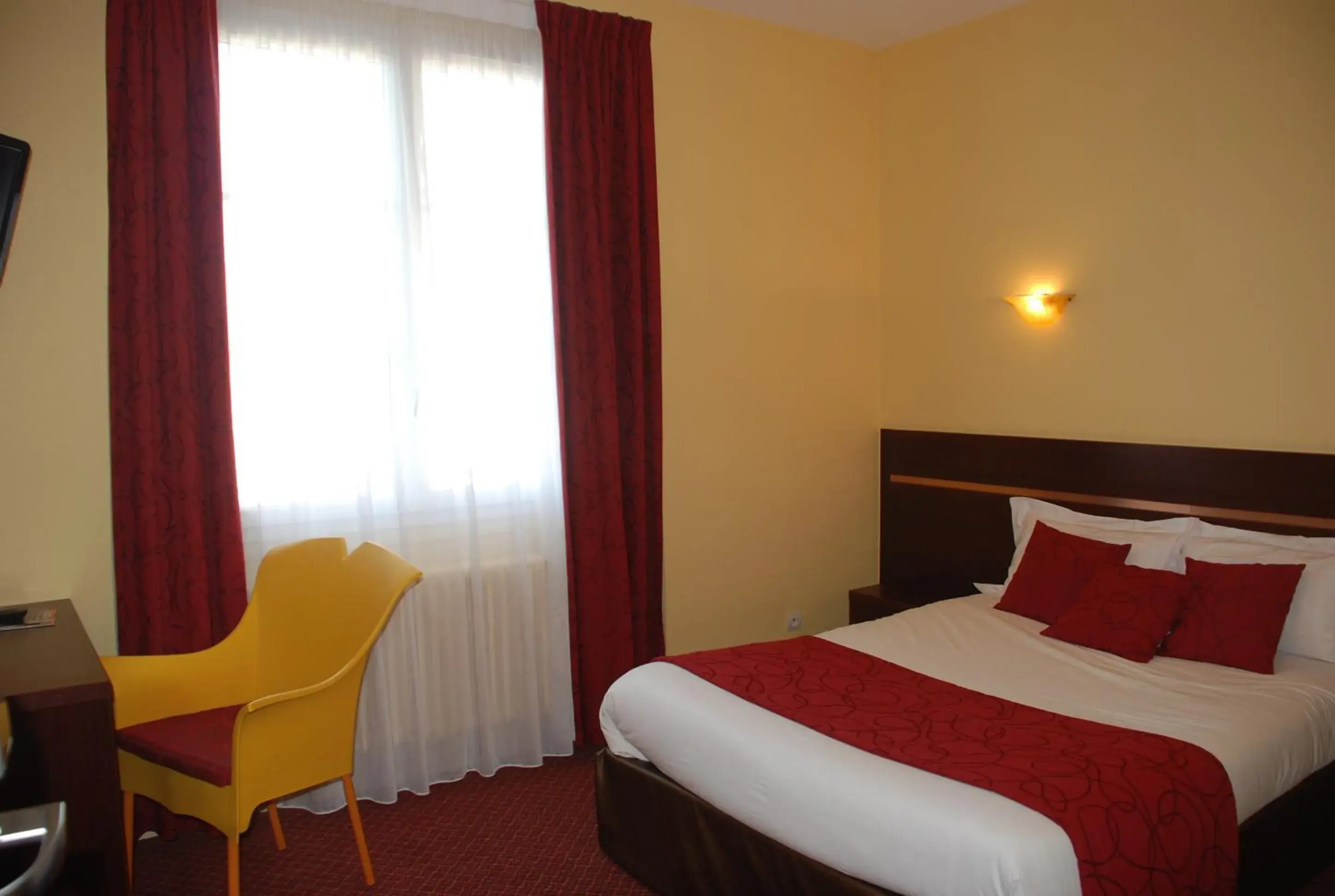 Photo of the whole room, Bed in The Originals City, Hotel Cathedrale, Lisieux (Inter-Hotel)