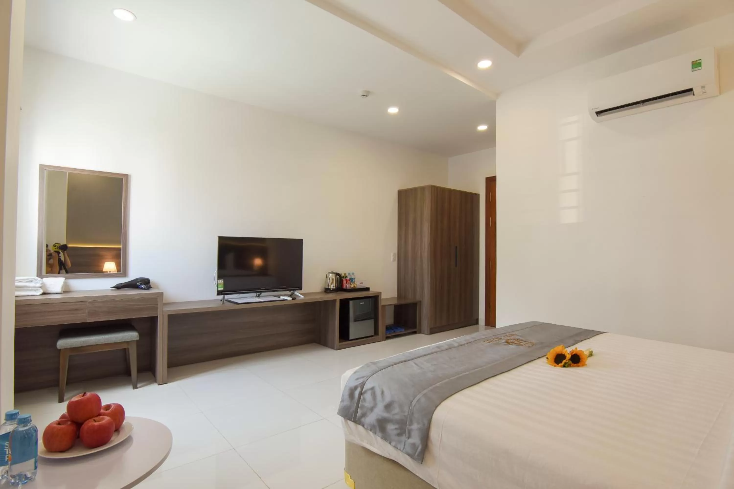 Communal lounge/ TV room, Bed in Hera Hotel Airport