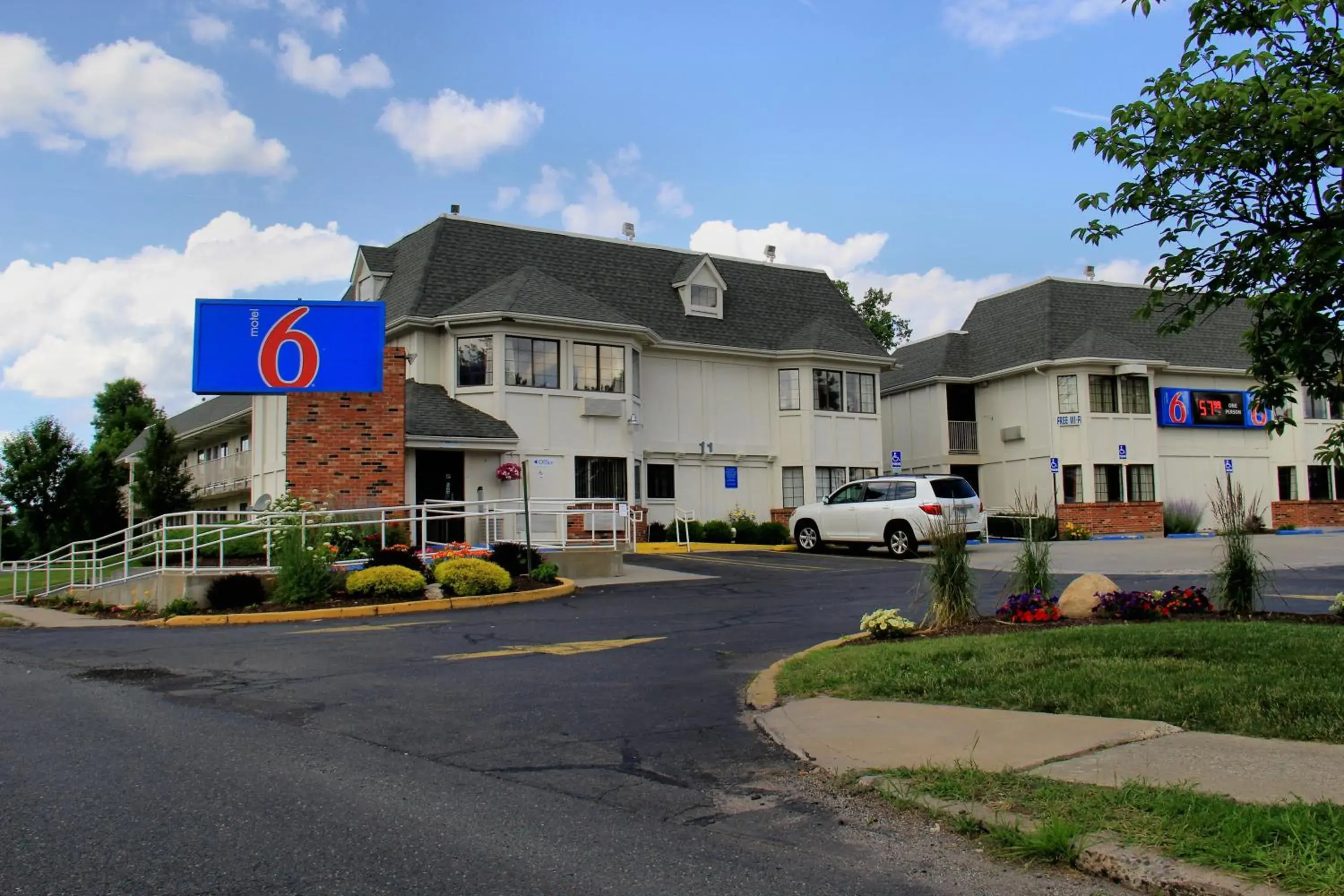 Property Building in Motel 6-Enfield, CT - Hartford