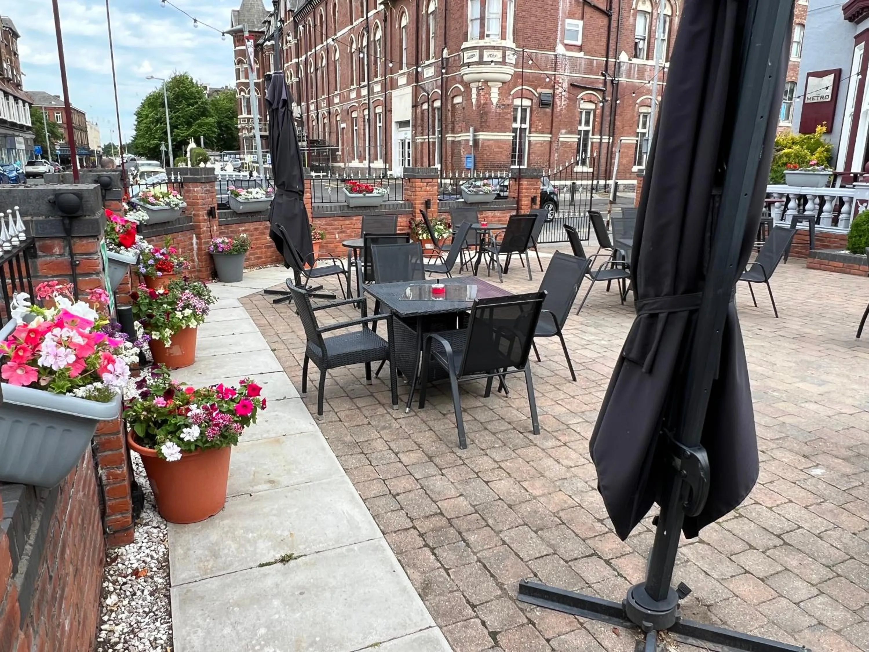 Patio in Southport Metro Hotel