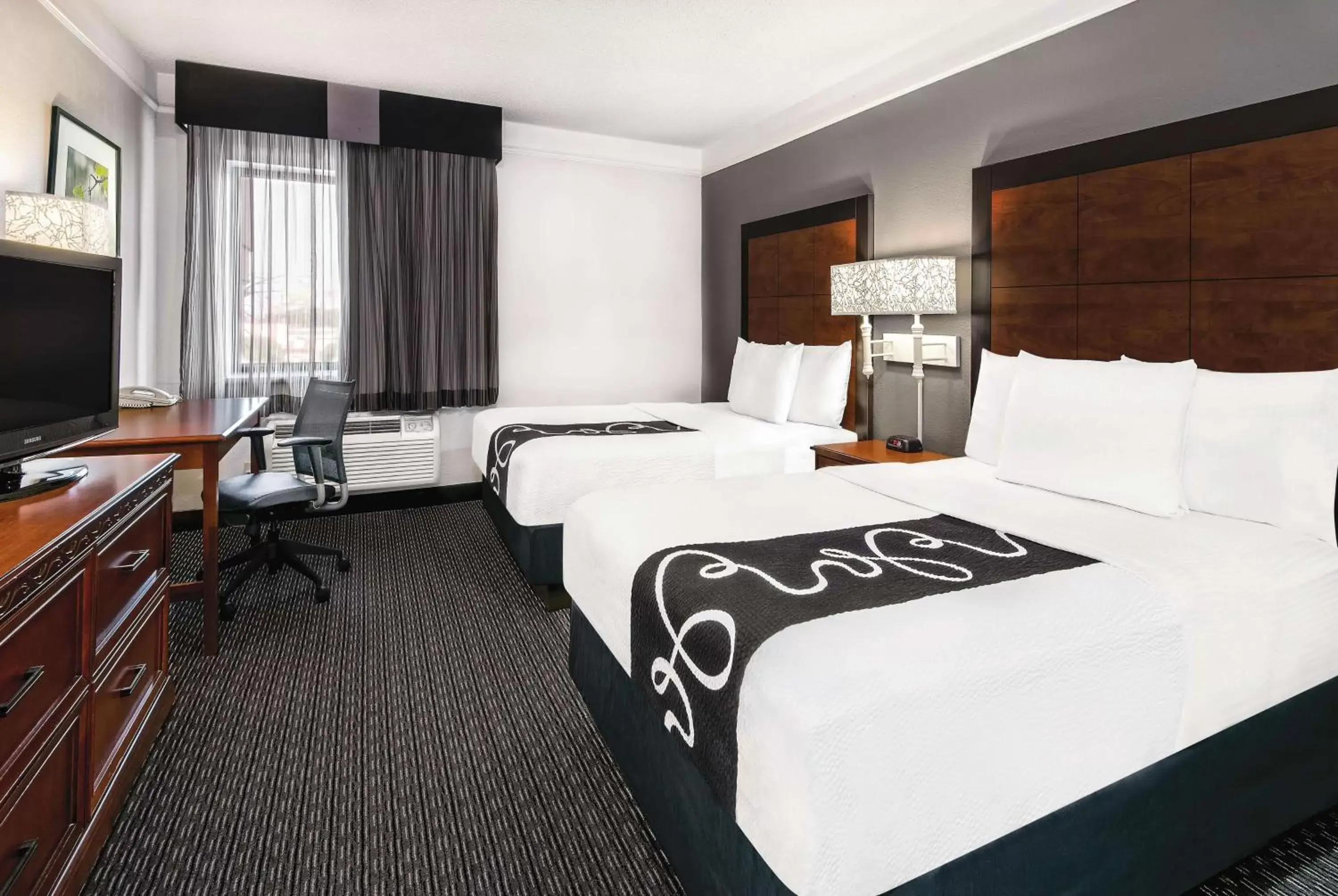 Photo of the whole room, Bed in La Quinta Inn & Suites by Wyndham San Antonio Riverwalk