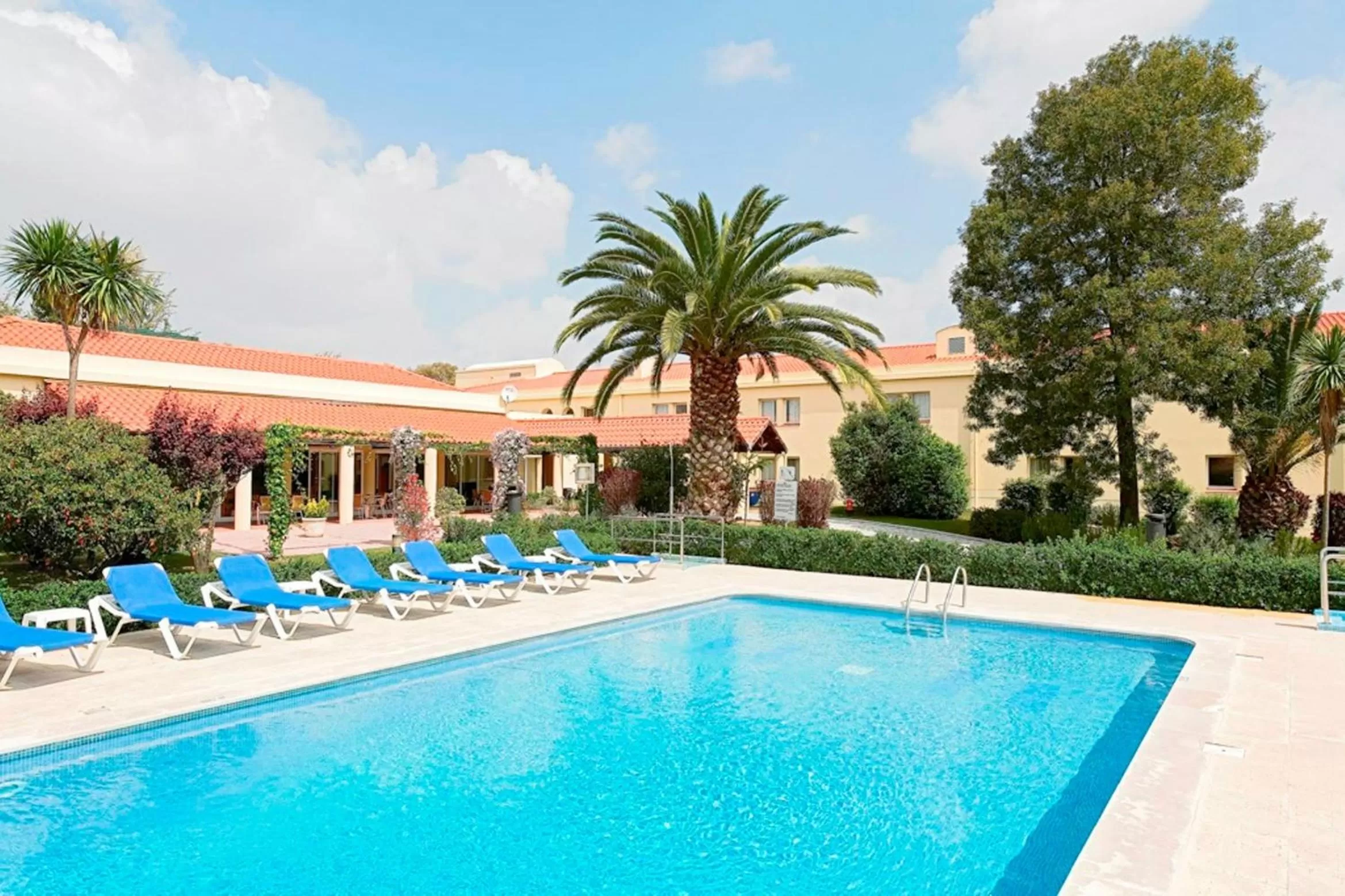 Swimming pool in Hotel ibis Setubal
