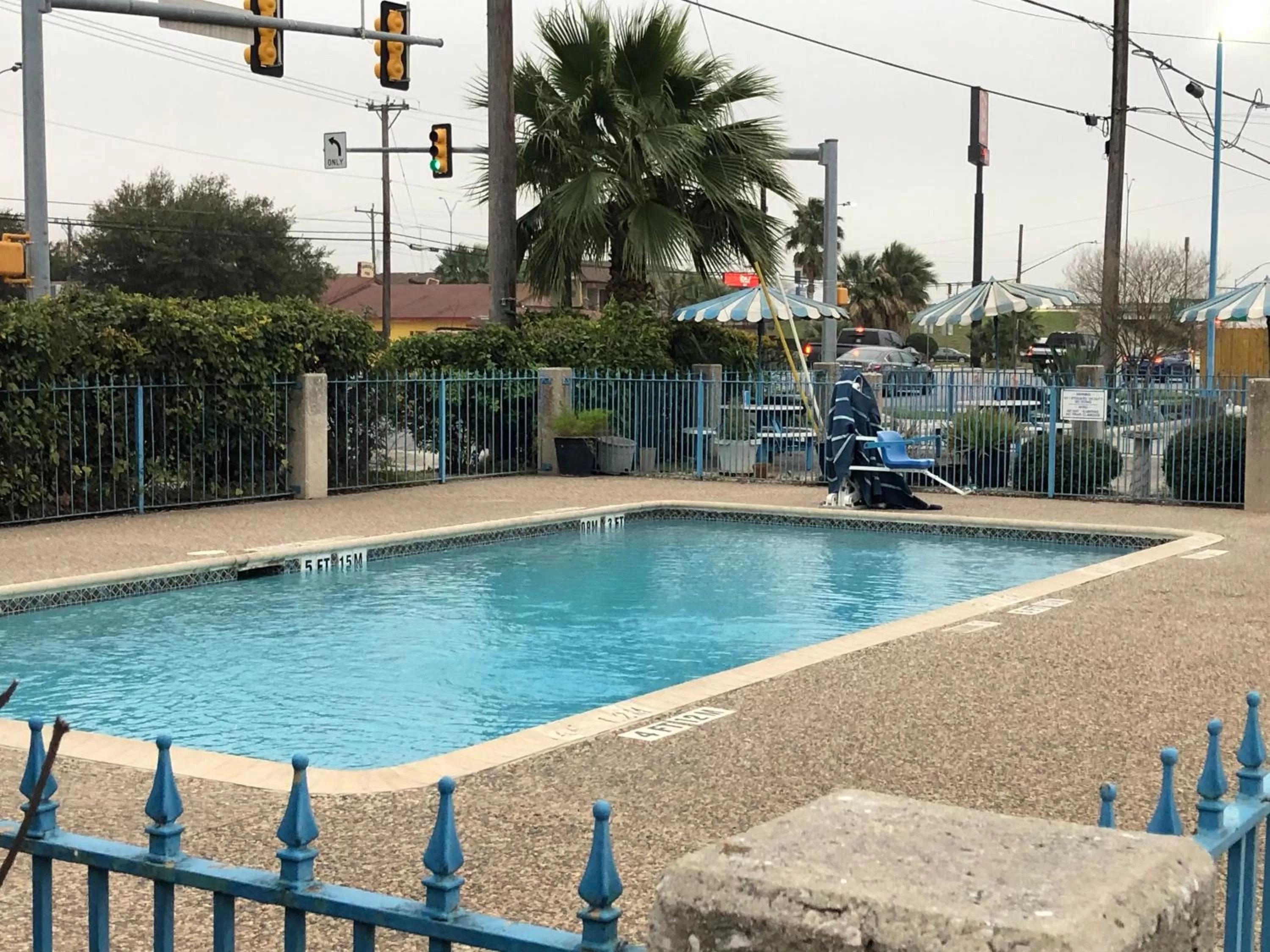 Swimming pool in Blue Way Inn By Jasper Near Frost Bank Center
