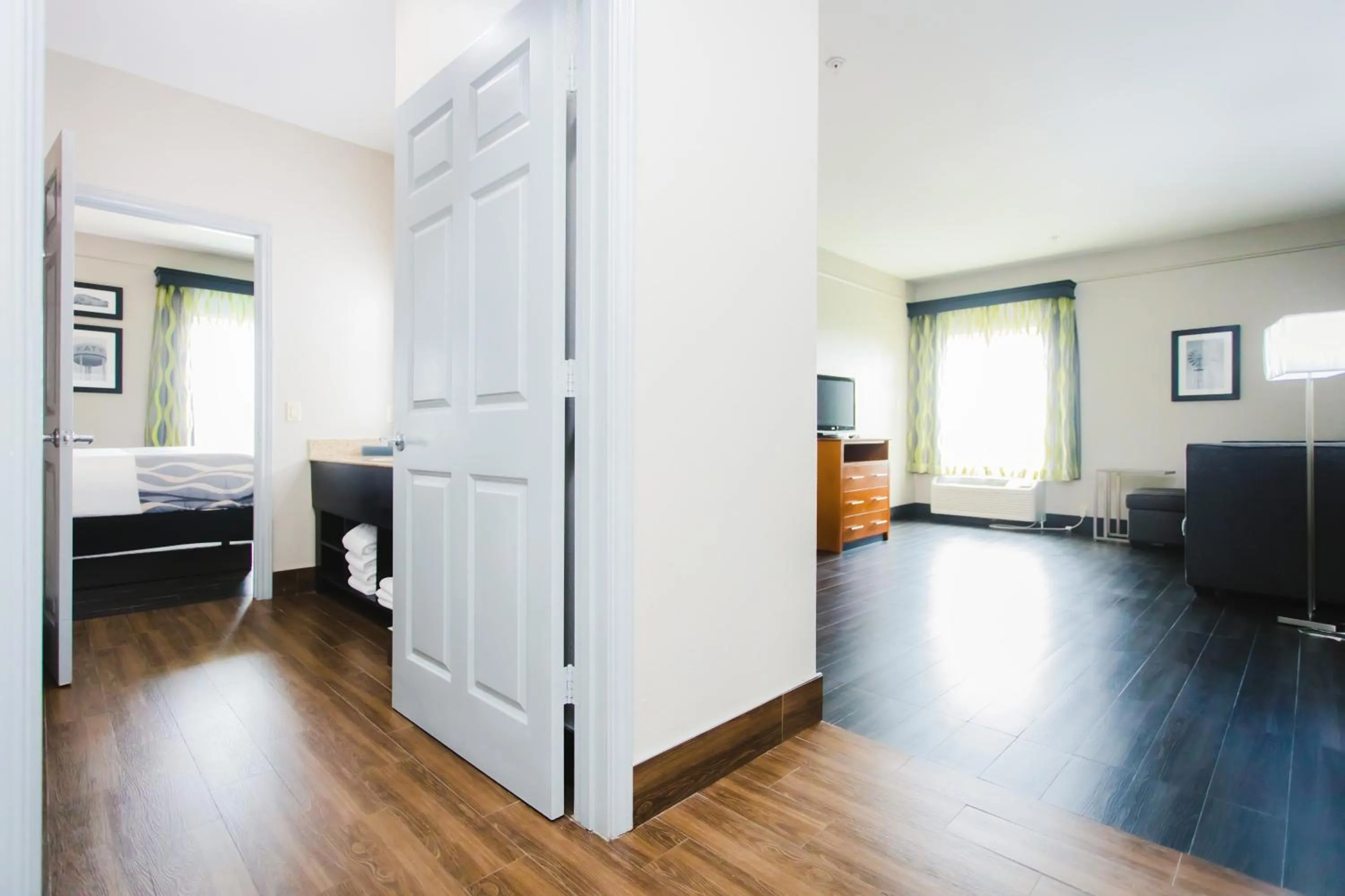 Communal lounge/ TV room, Bed in Palacio Royale Inn Signature Katy