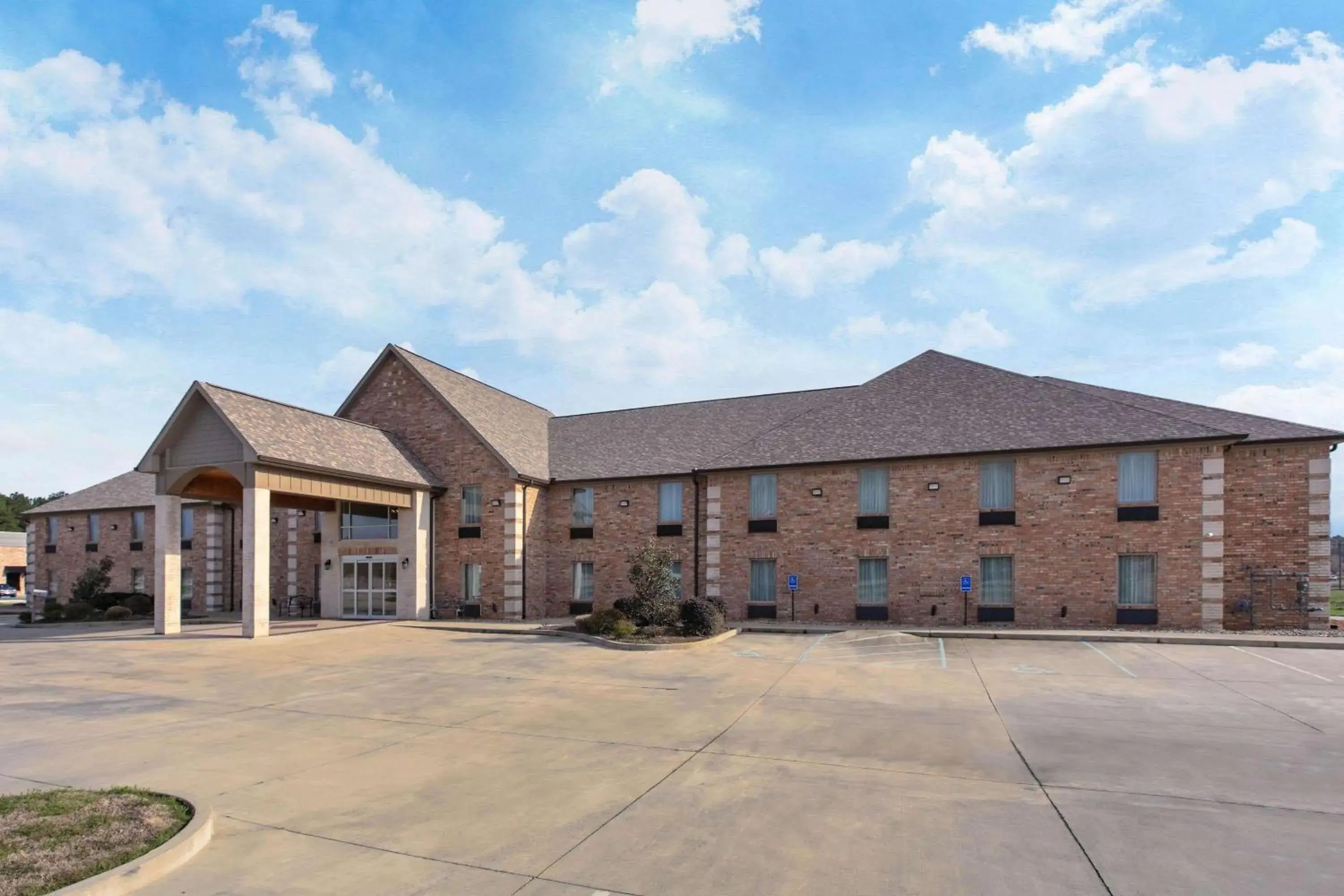 Property Building in Days Inn & Suites by Wyndham Florence/Jackson Area