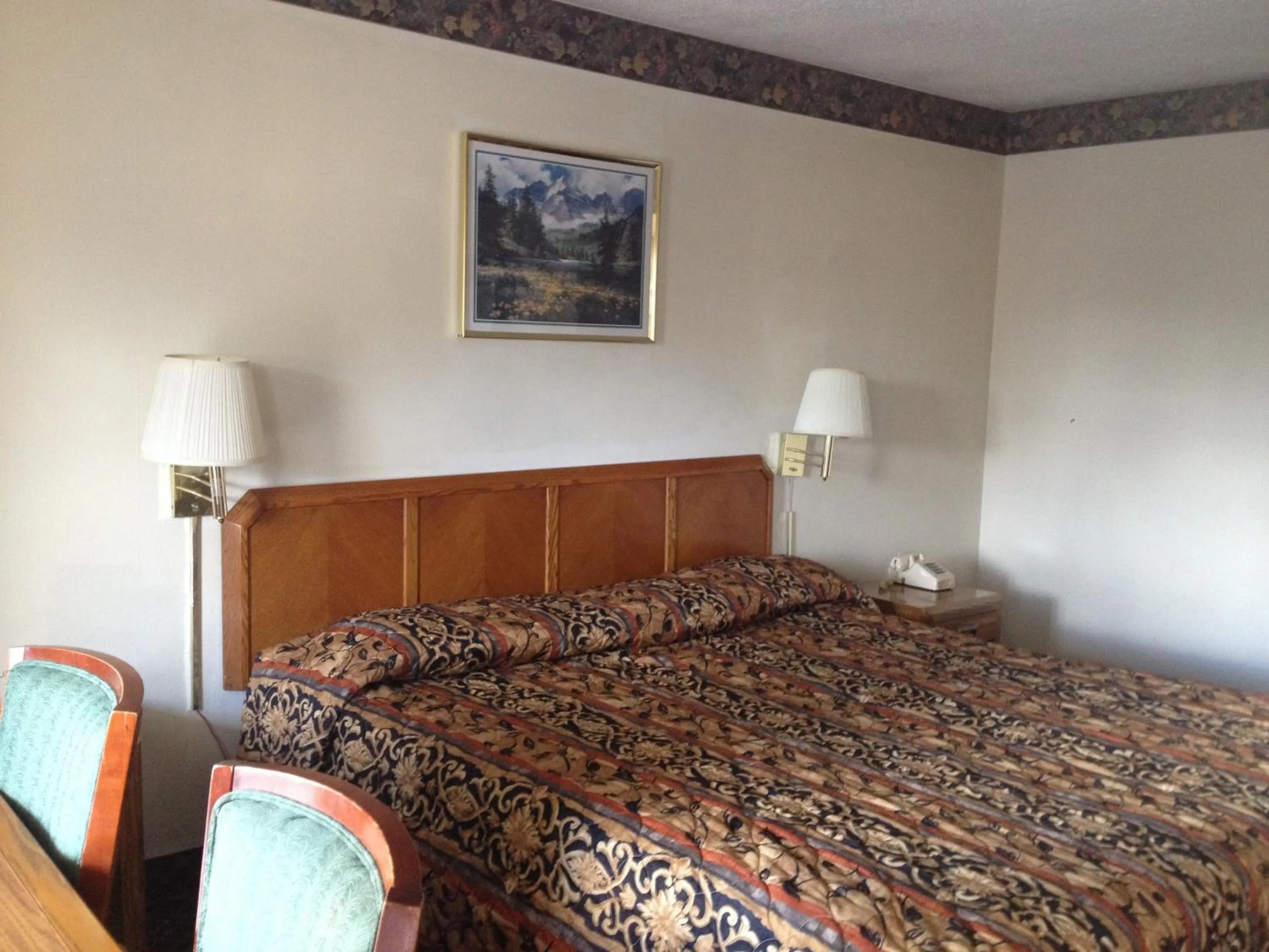 Bed in Battlefield Inn Springfield