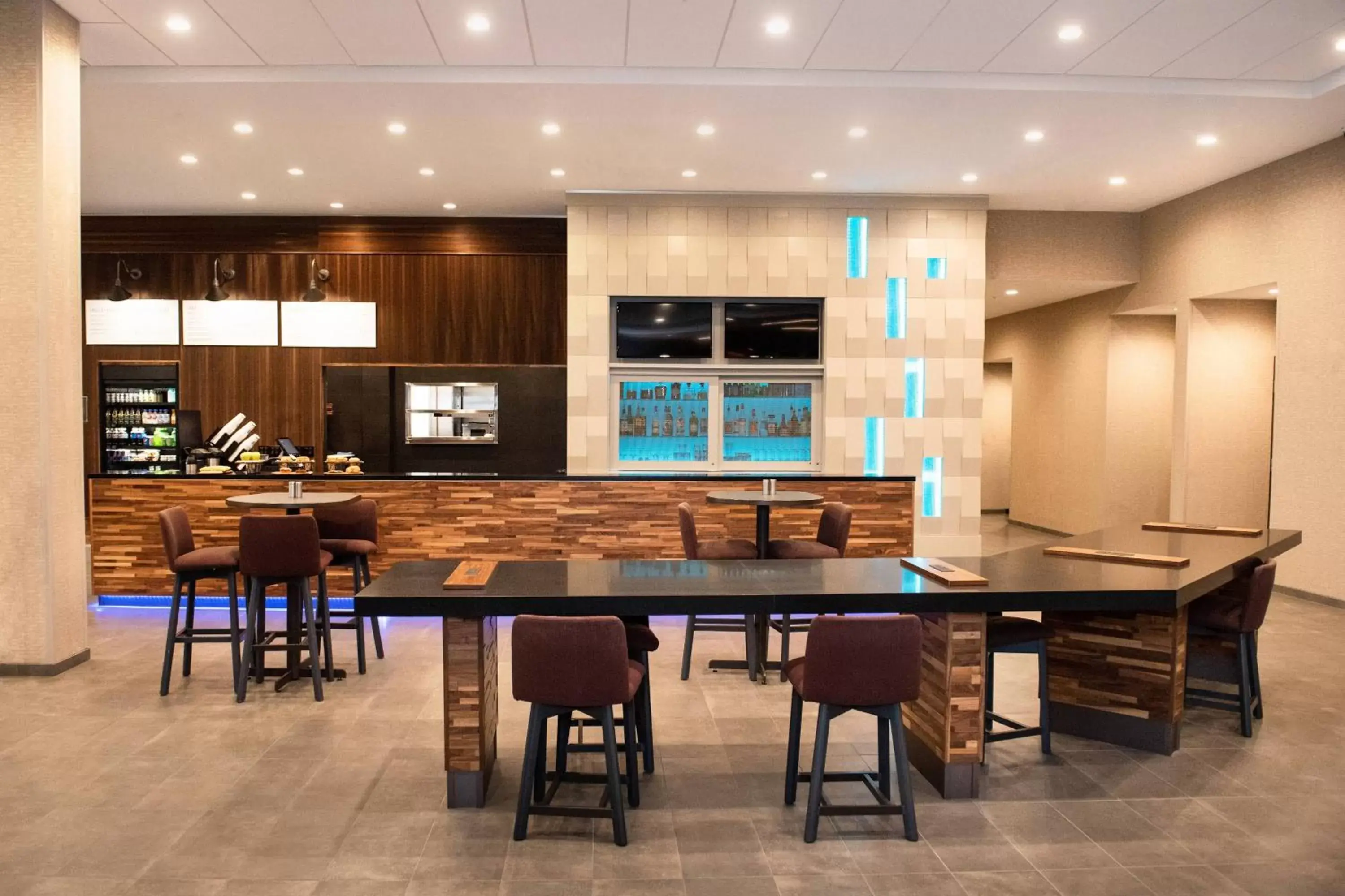 Restaurant/places to eat, Lounge/Bar in Courtyard by Marriott Mesa at Wrigleyville West