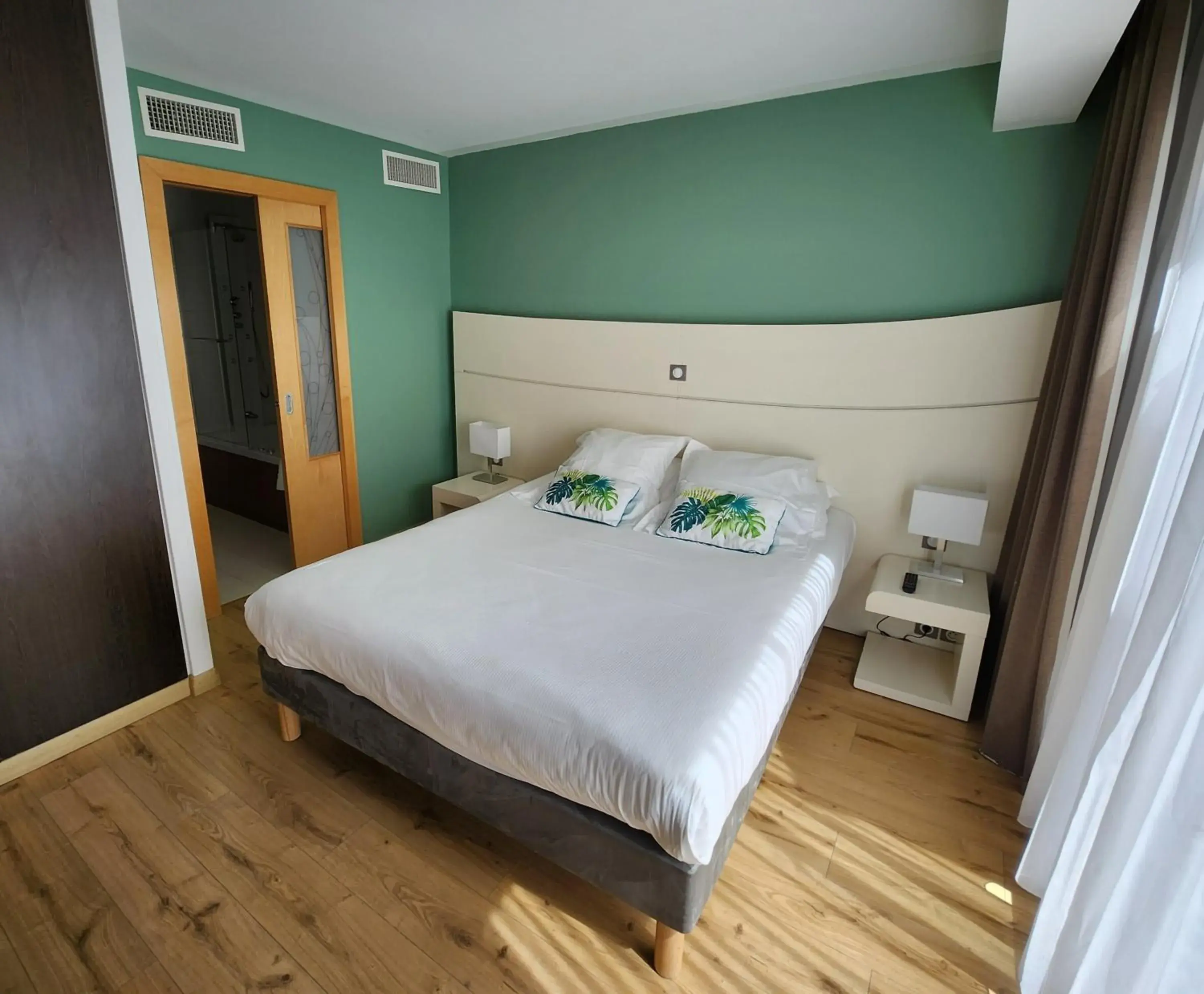 Bed in Hôtel Montaigne & Spa