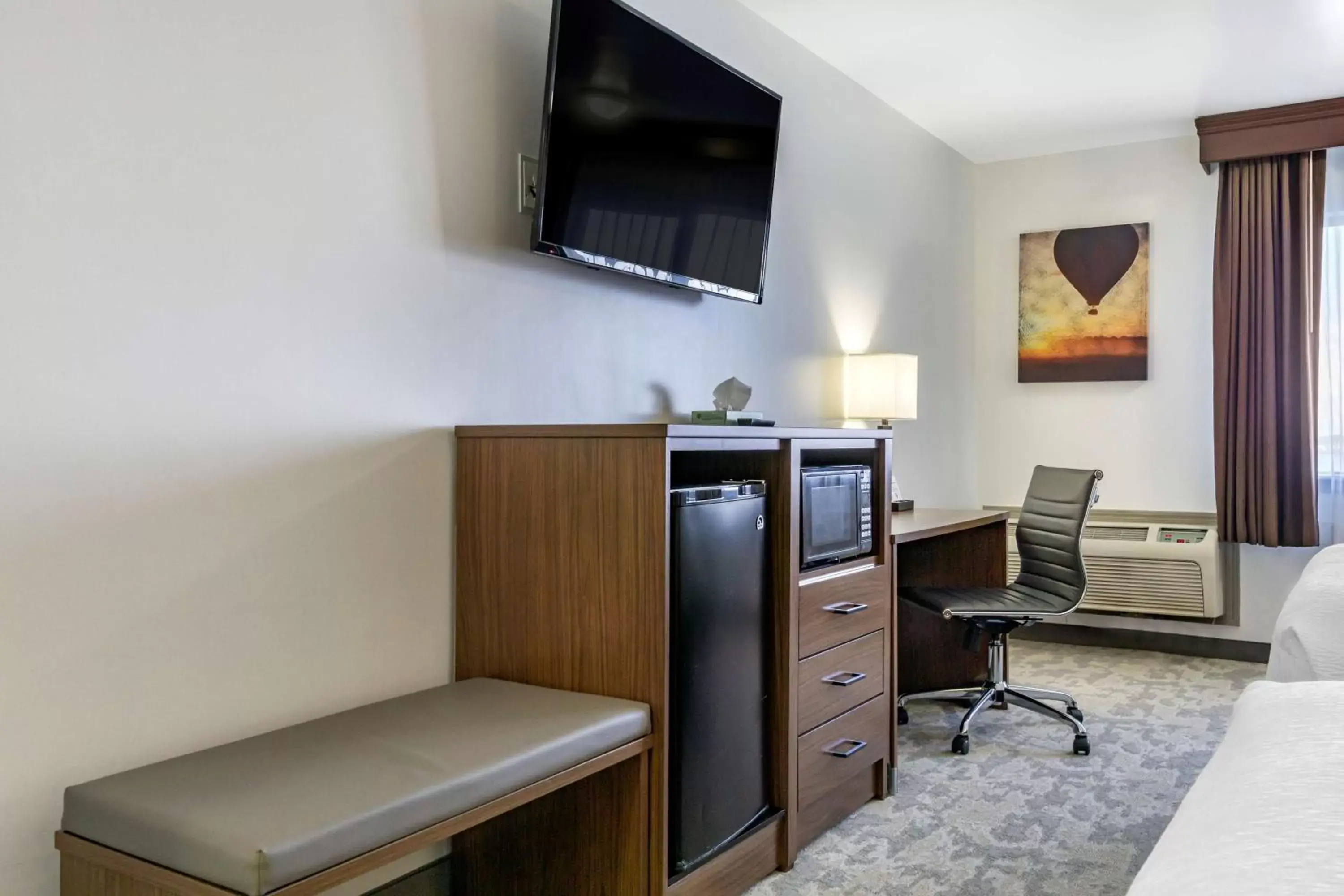 TV and multimedia, TV/Entertainment Center in Best Western PLUS Lake Front Hotel