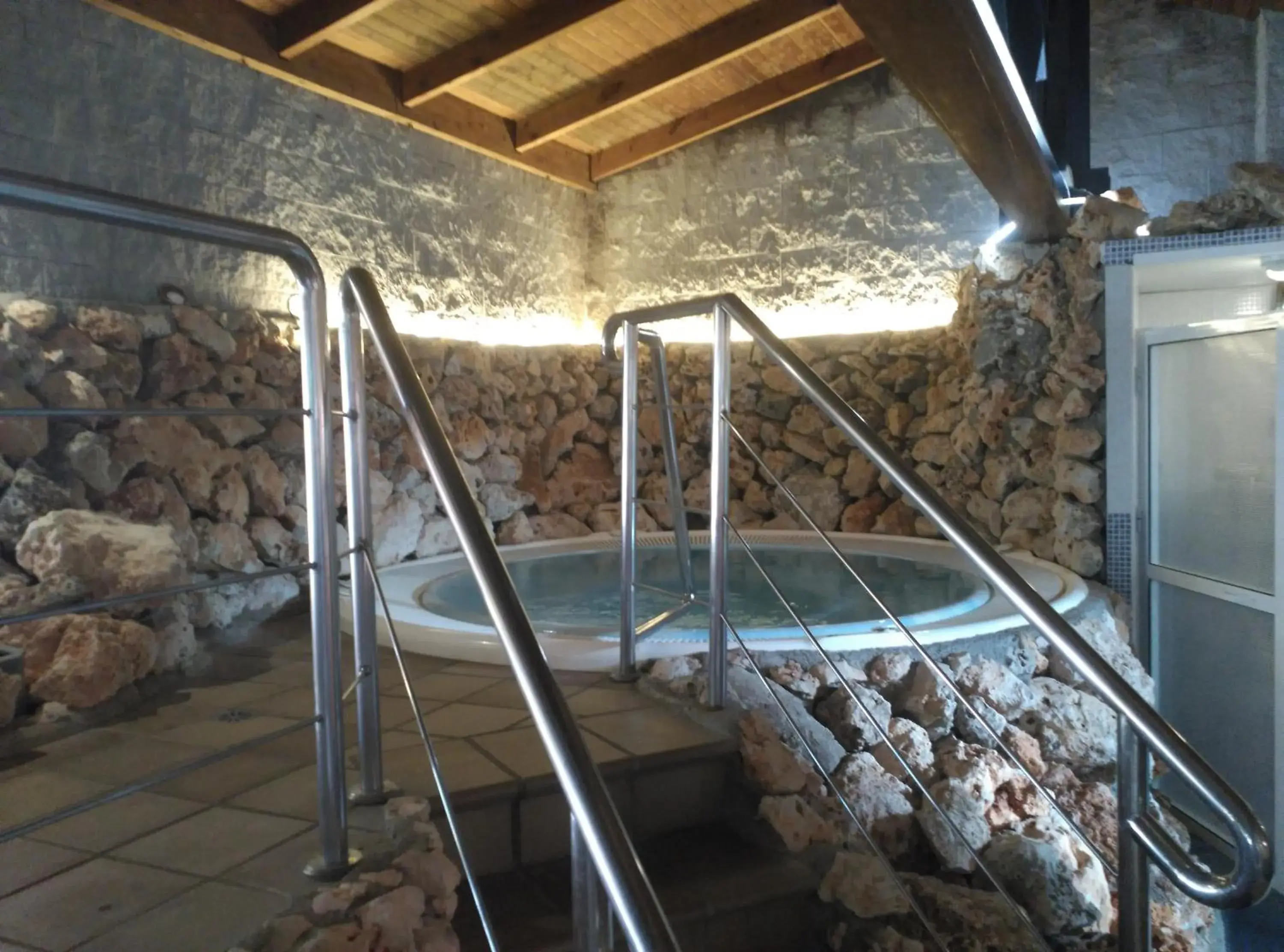 Hot Tub, Swimming Pool in Hotel Palacio de Oñate