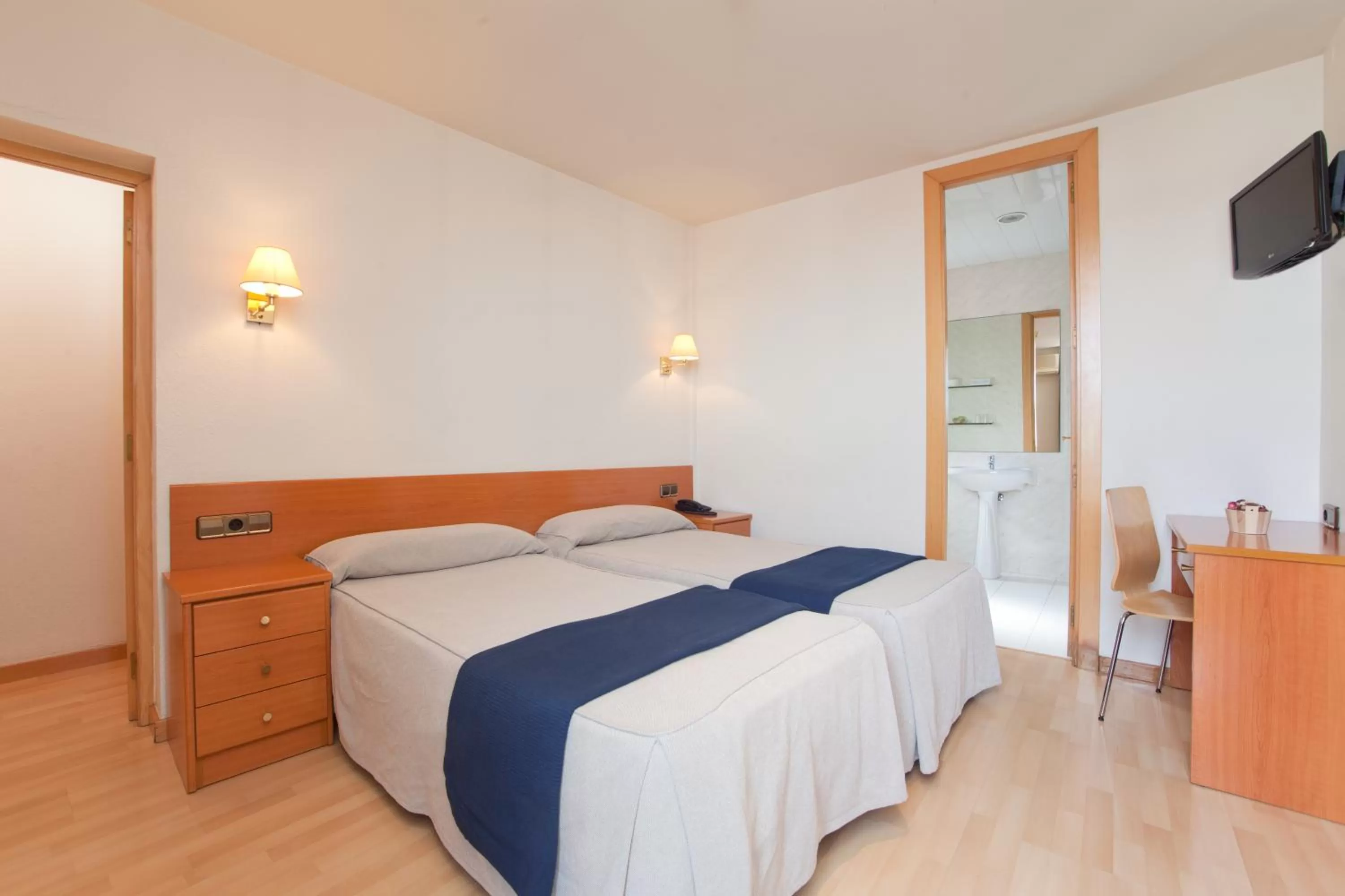 Photo of the whole room, Bed in Hotel Everest