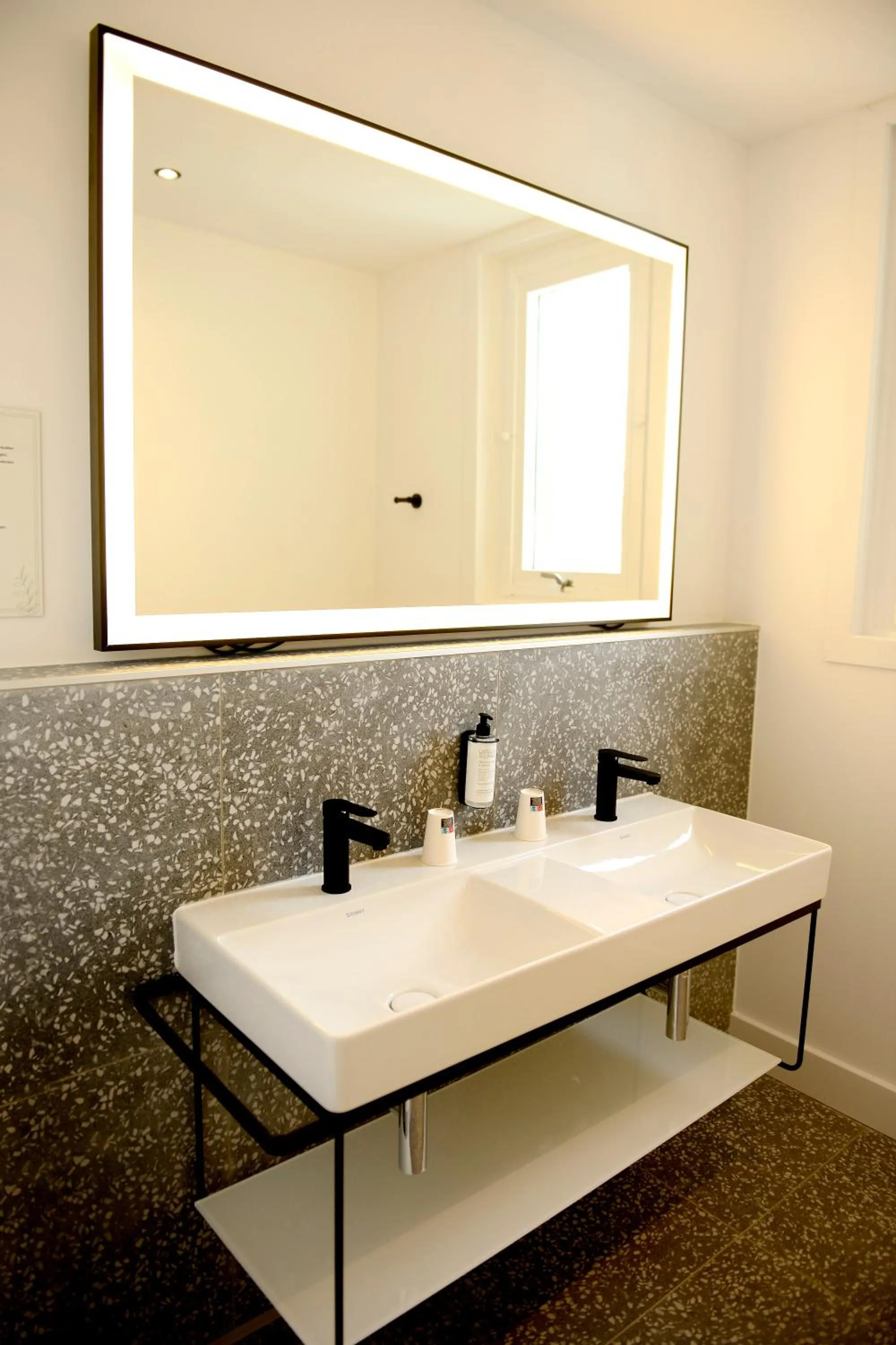 Shower in Hôtel Villa Berlioz