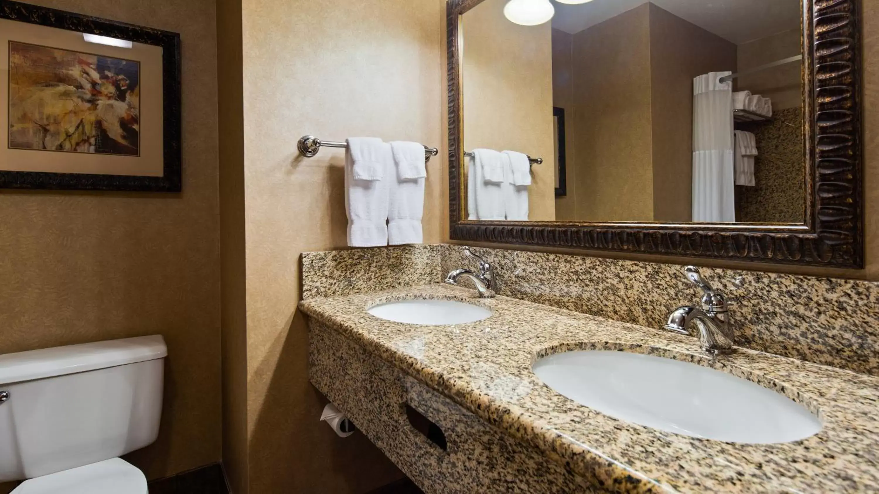 Bathroom in Lloyd Hotel Astoria Bayfront, Ascend Hotel Collection