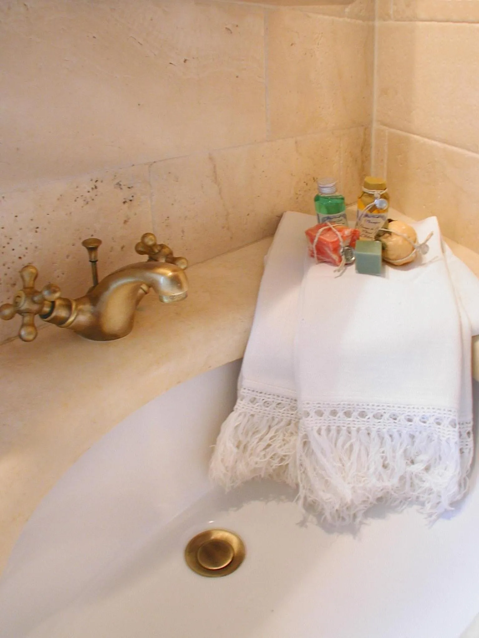 Bathroom, Bed in Albergo Il Giglio