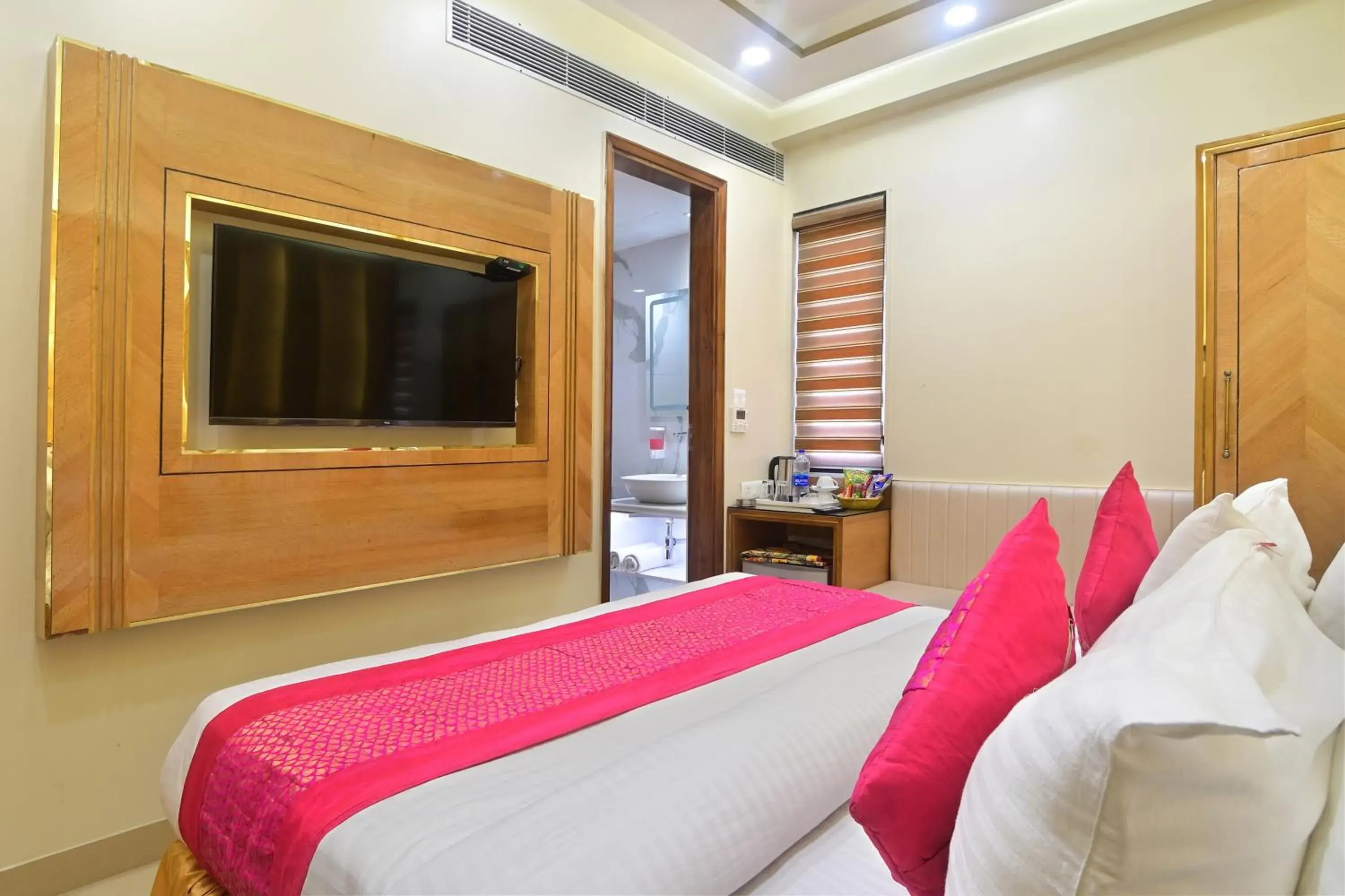 Bedroom, Bed in Hotel Gold Palace - 03 Mins Walk From New Delhi Railway Station