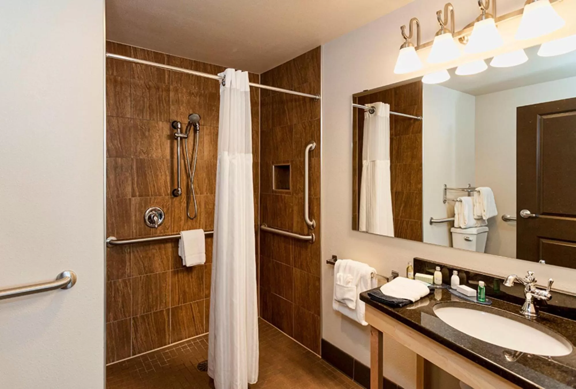 Shower in Park Point Marina Inn