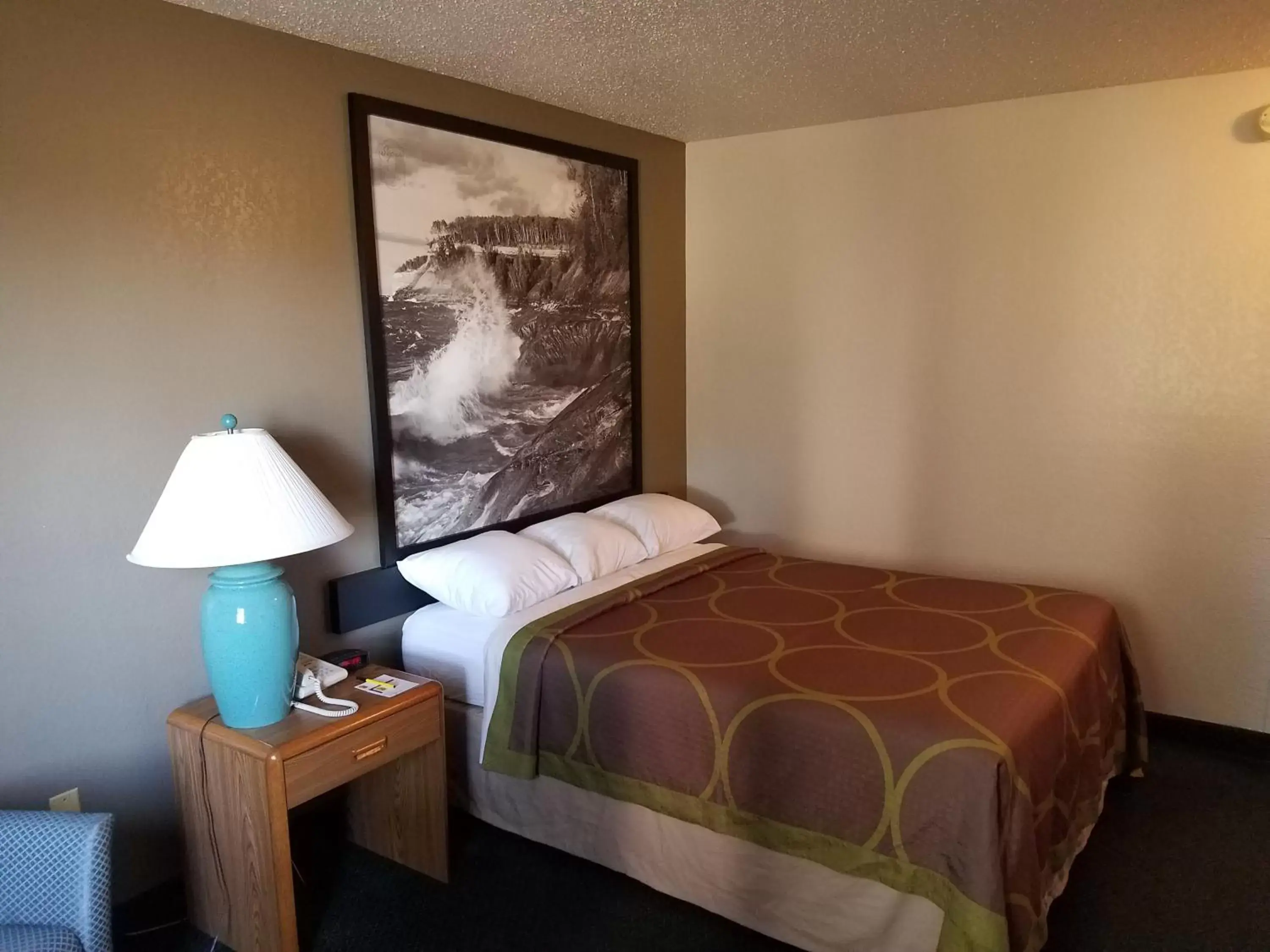 Photo of the whole room, Bed in Super 8 by Wyndham Houghton Lake