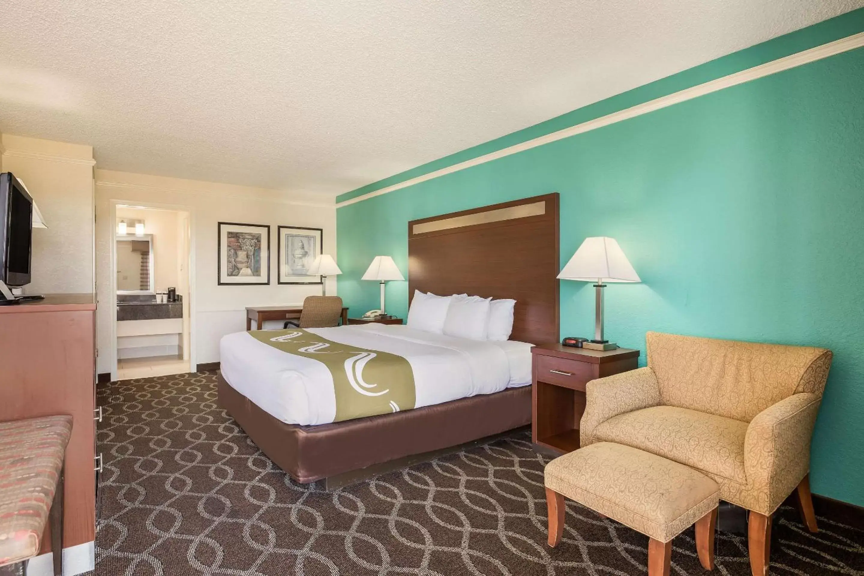 Photo of the whole room, Bed in Quality Inn Tulsa Central