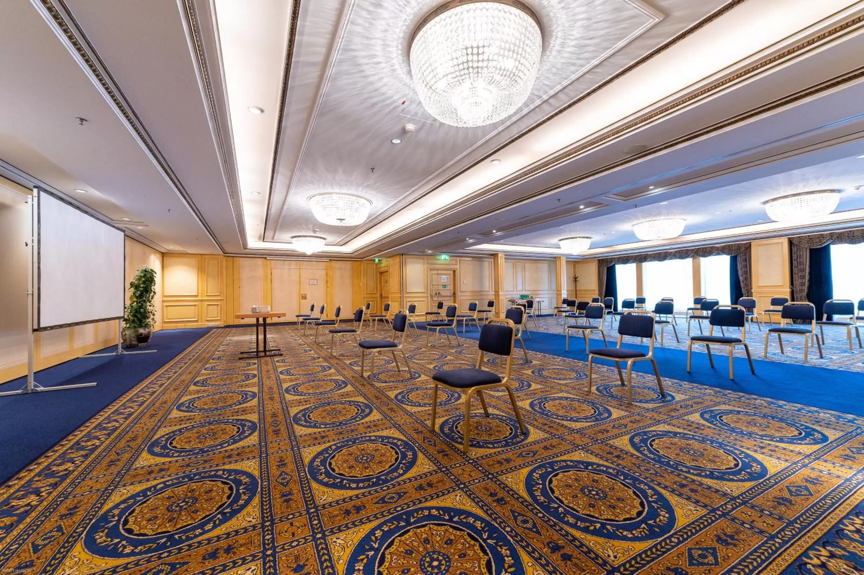 Meeting/conference room, Swimming Pool in InterContinental Wien, an IHG Hotel