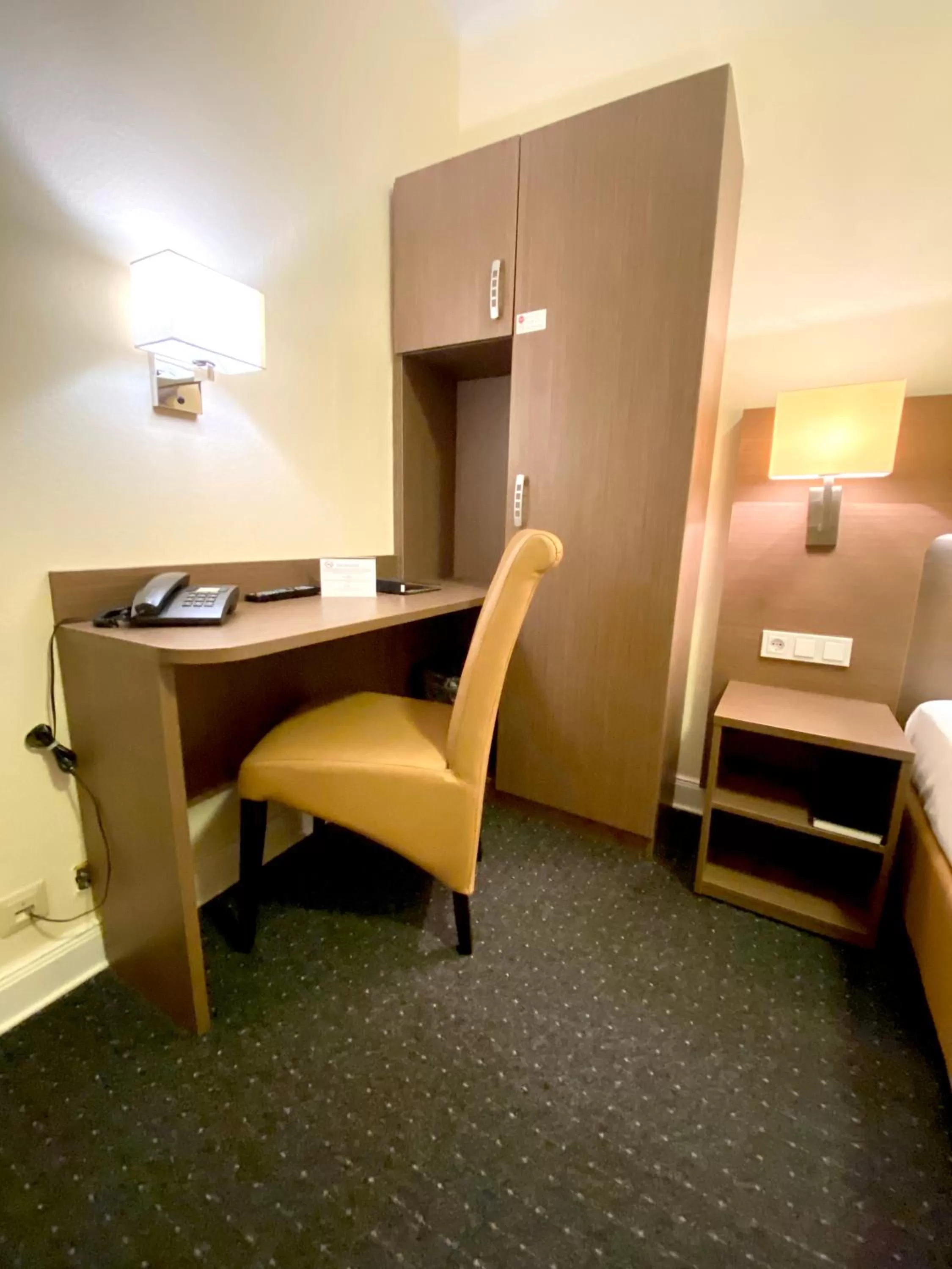 Seating area, Bed in Hotel Hansehof