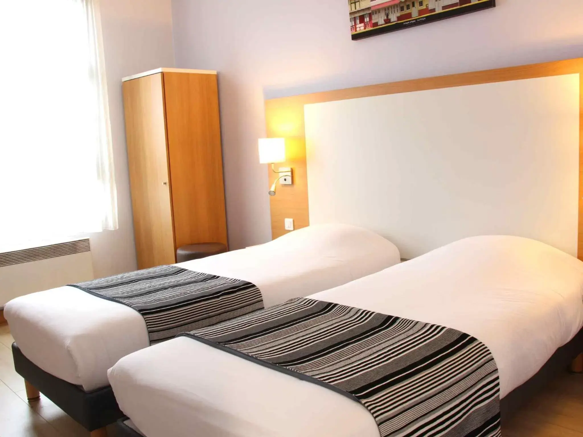 Bed in The Originals City, Hôtel Continental, Poitiers (Inter-Hotel)