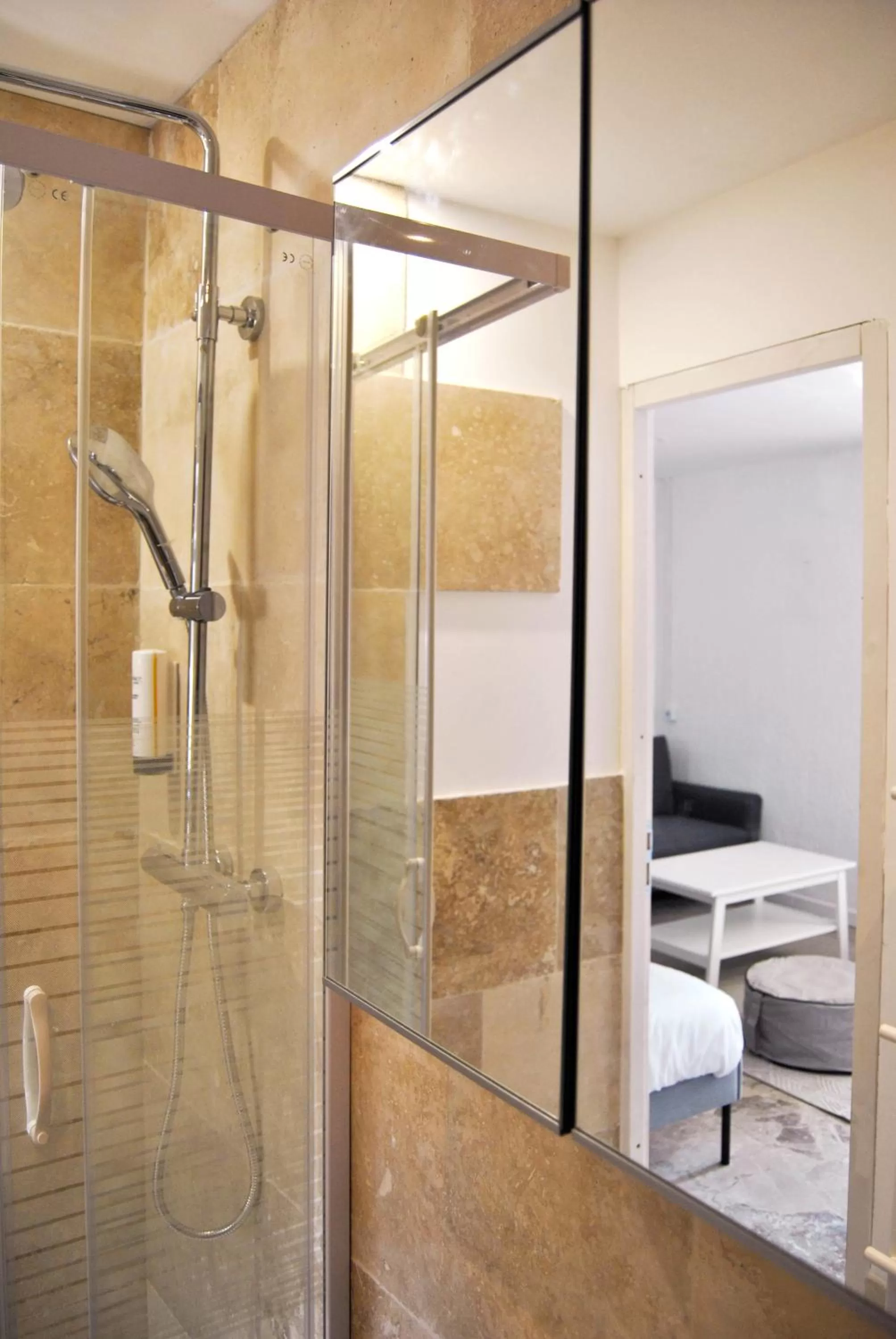 Bathroom in Hôtel Le Thurot- Dijon Centre ville Gare