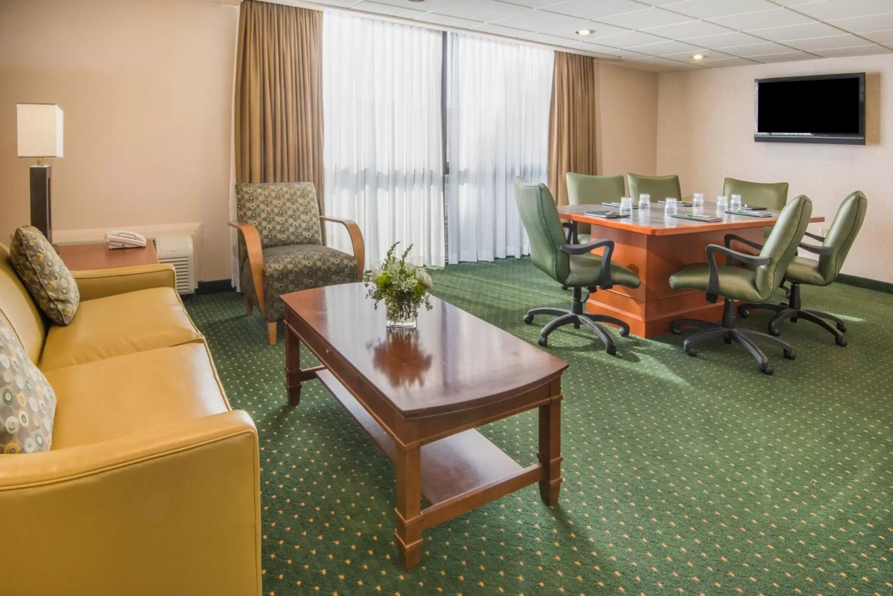 Meeting/conference room, Seating Area in Holiday Inn Cincinnati-Eastgate, an IHG Hotel