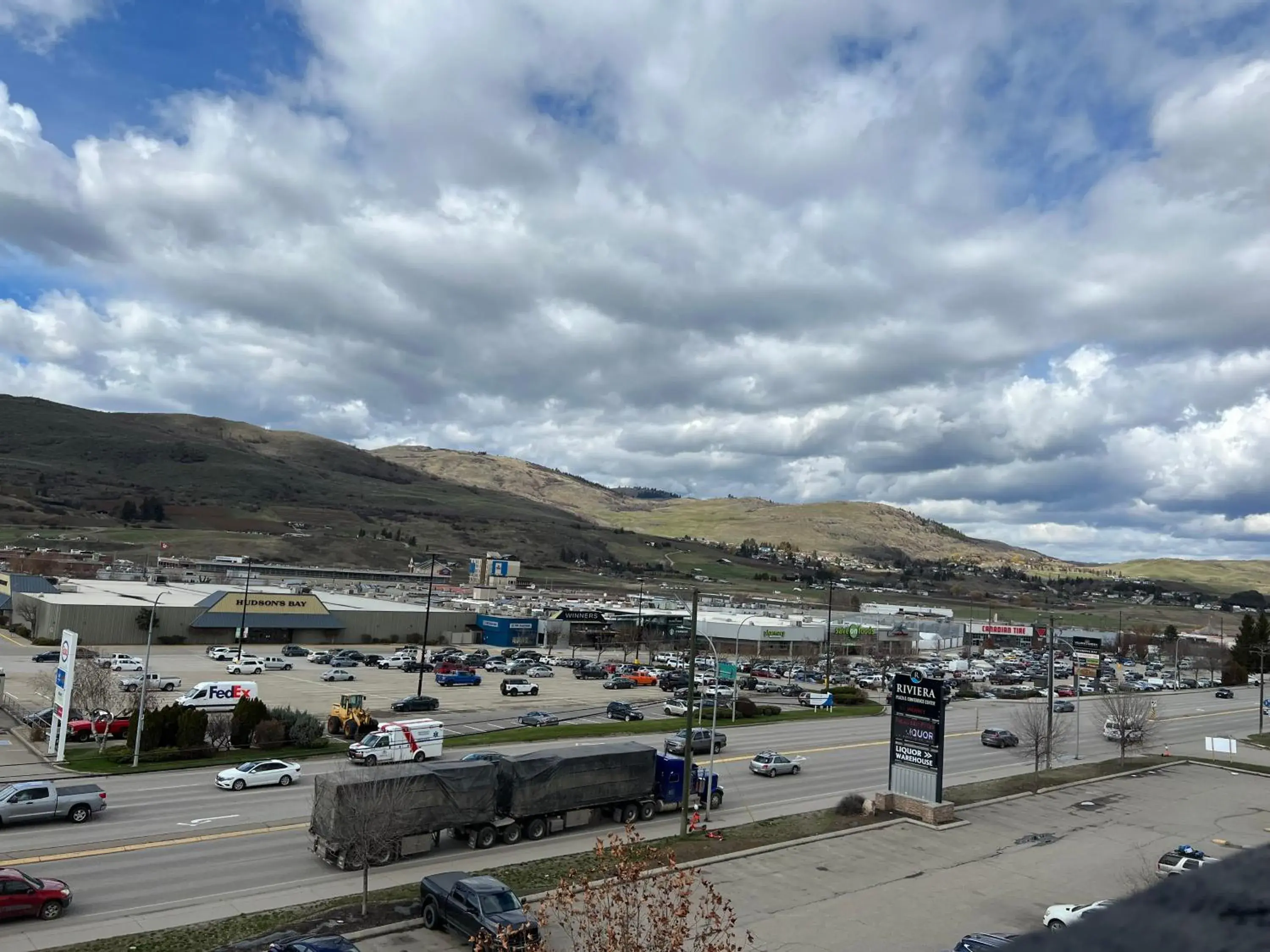 Mountain view in DIVYA SUTRA Riviera Plaza and Conference Centre, Vernon, BC