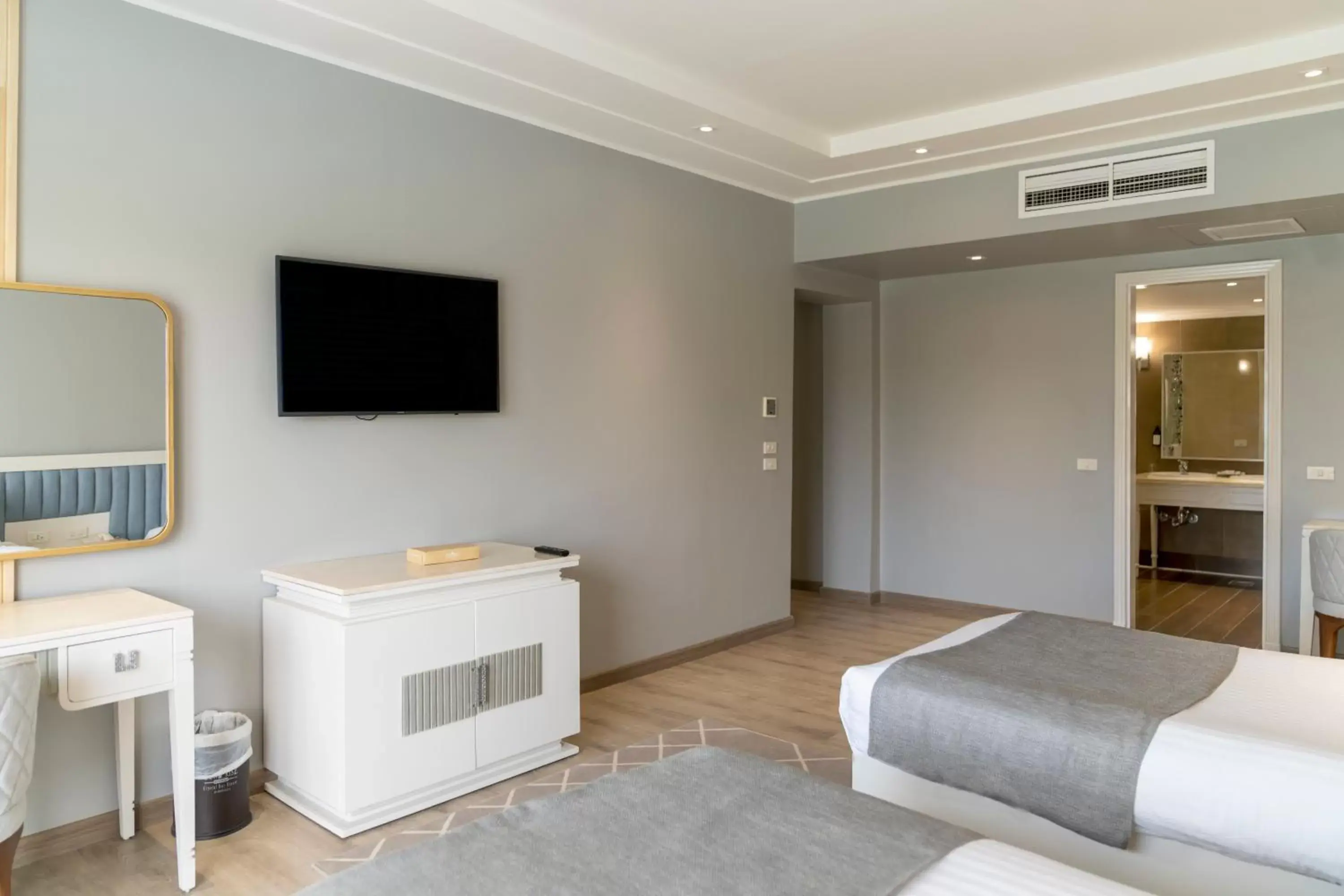 Bedroom, TV/Entertainment Center in Sunrise Crystal Bay Resort -Grand Select
