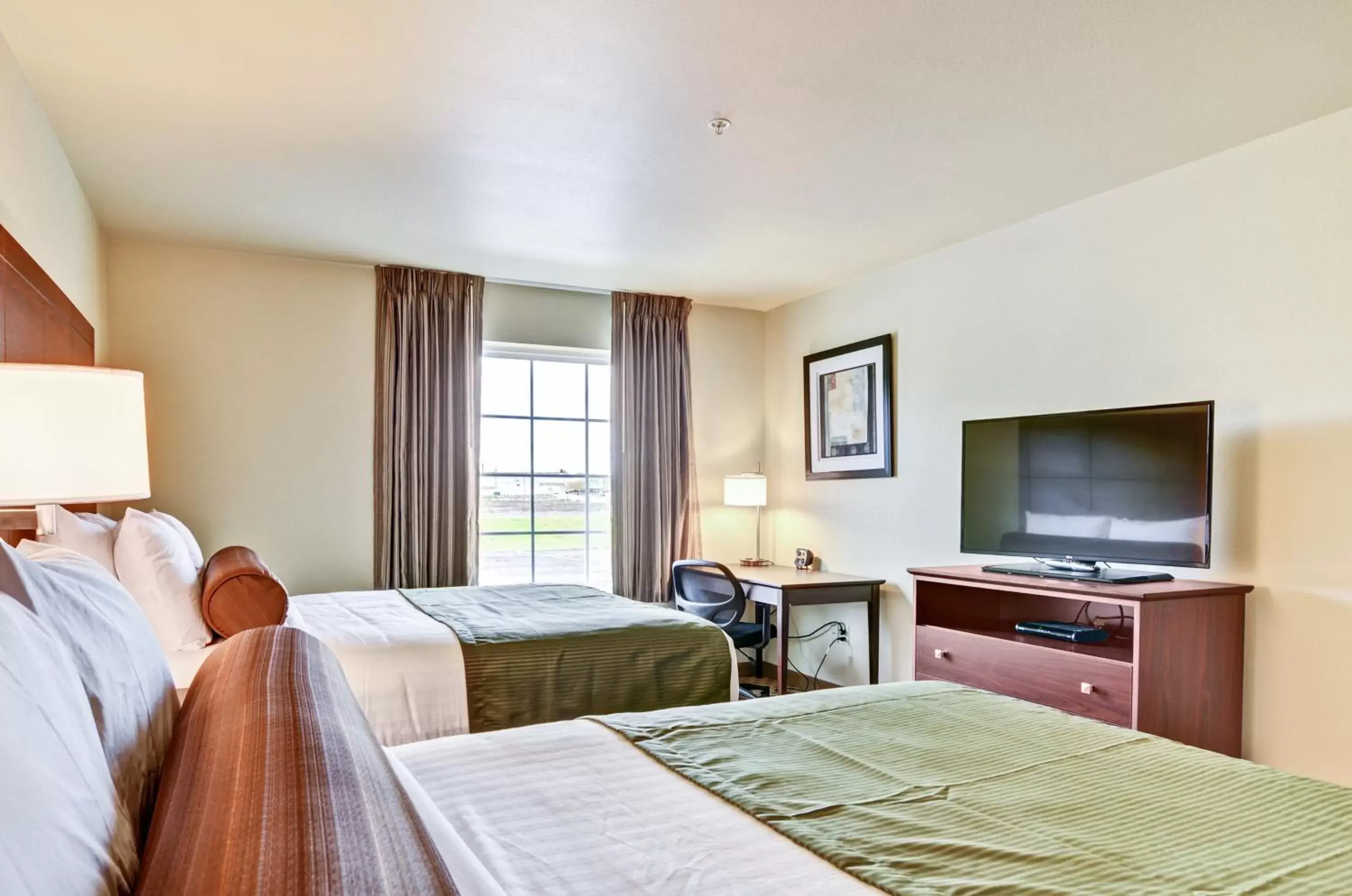 Bed, TV/Entertainment Center in Cobblestone Inn & Suites - Ambridge