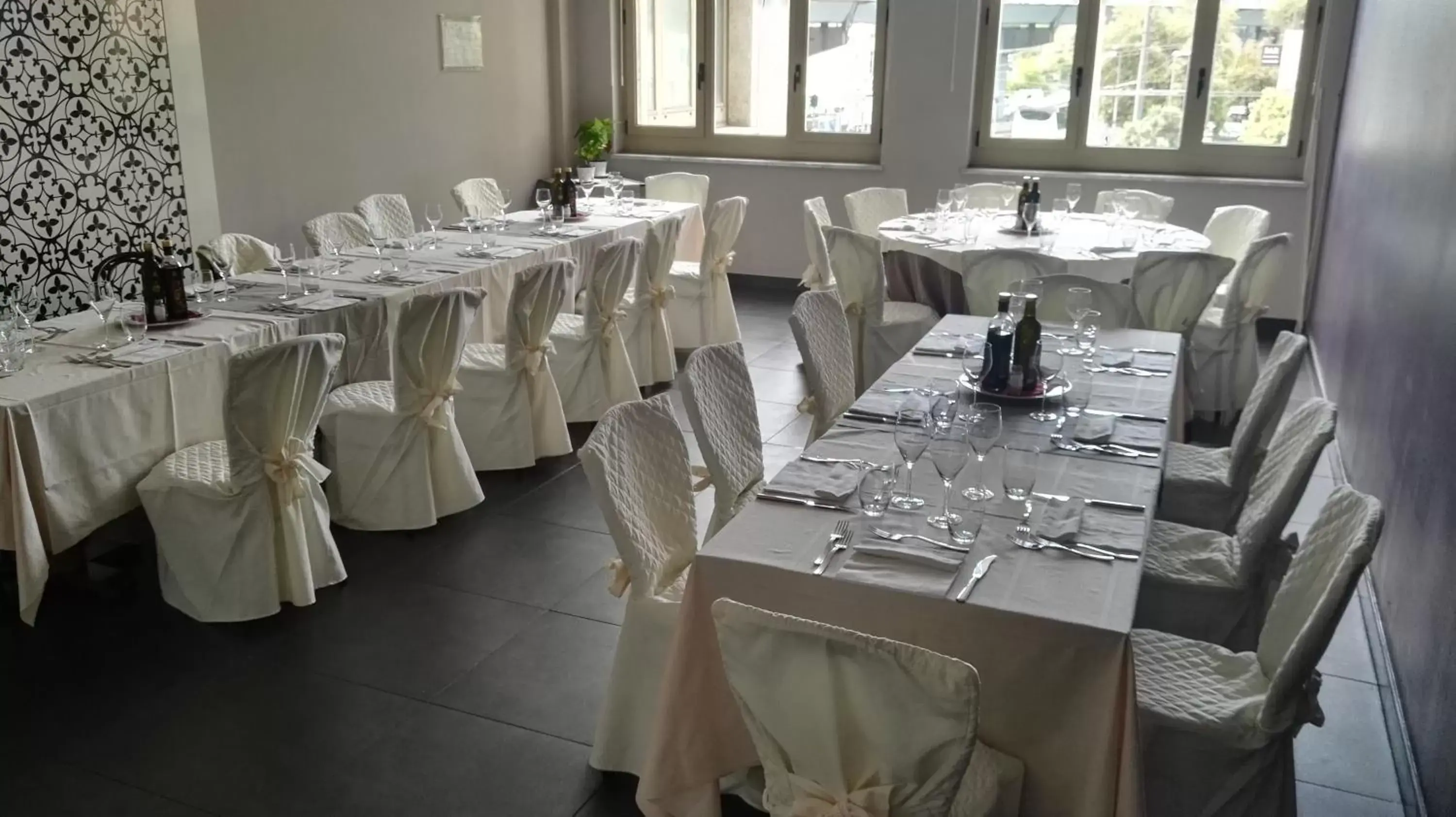 Restaurant/places to eat, Banquet Facilities in Holiday Inn Genoa City, an IHG Hotel