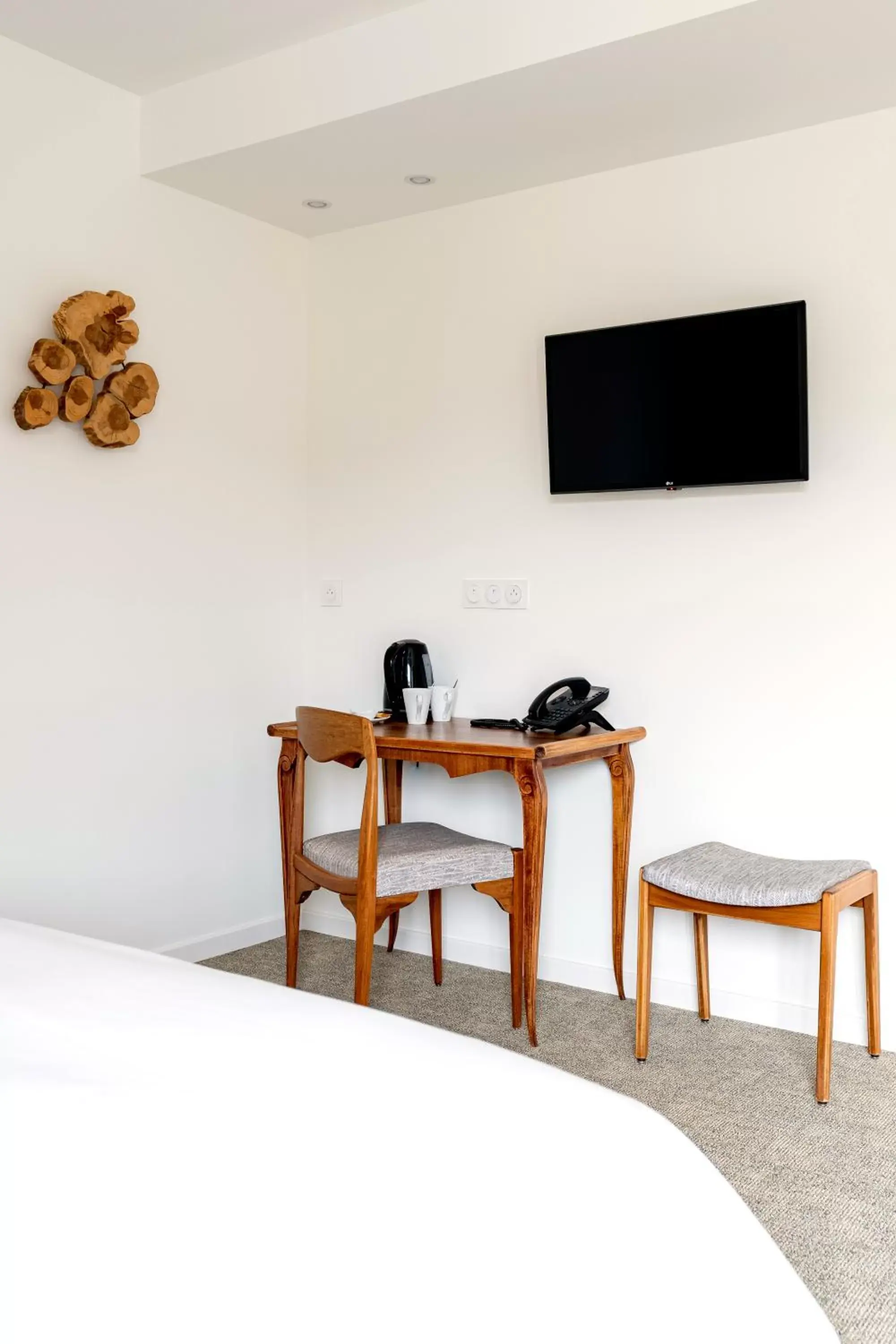 TV and multimedia, TV/Entertainment Center in HOTEL LE 25