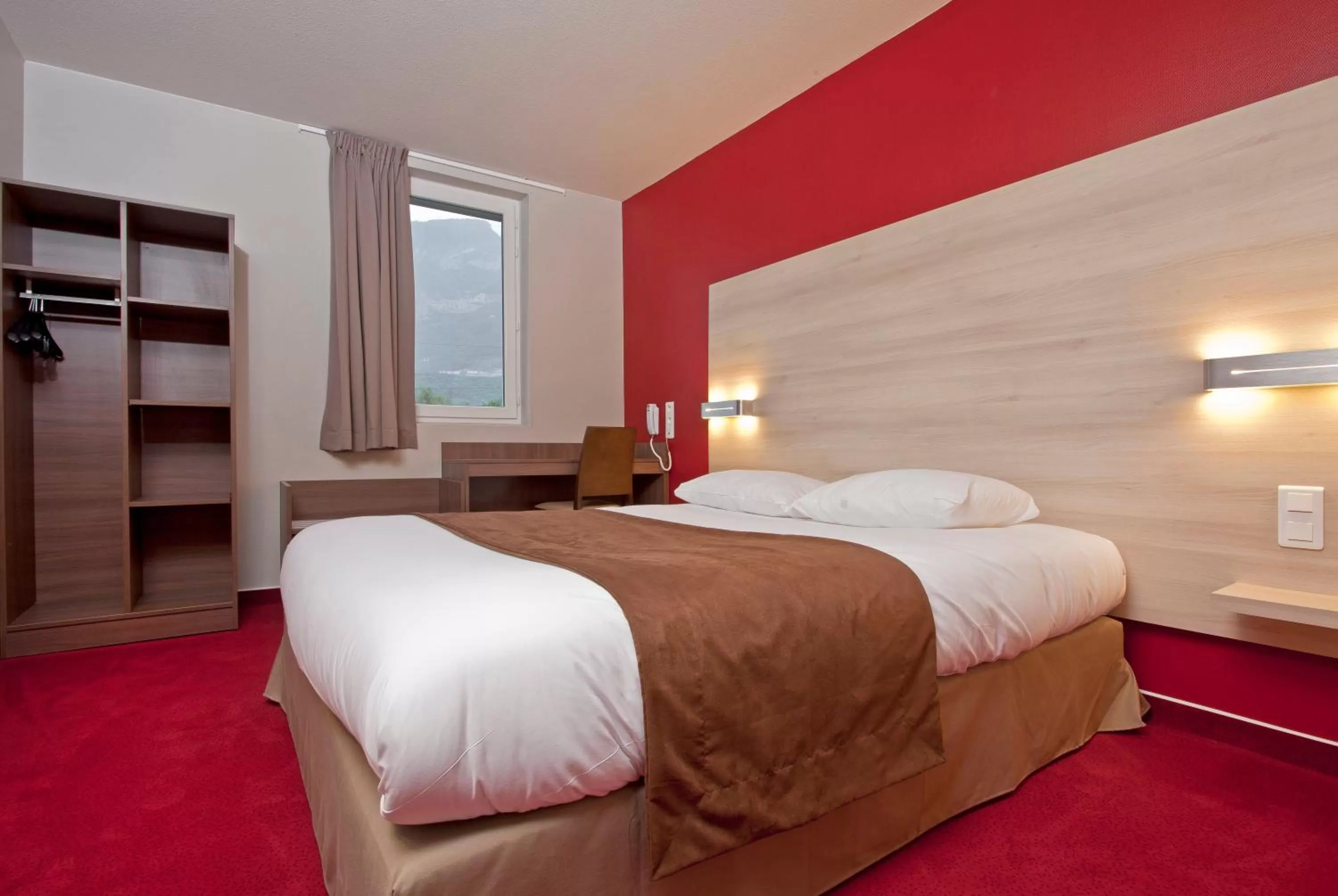 Photo of the whole room, Bed in Ekho Hotel Grenoble Nord Saint Egrève