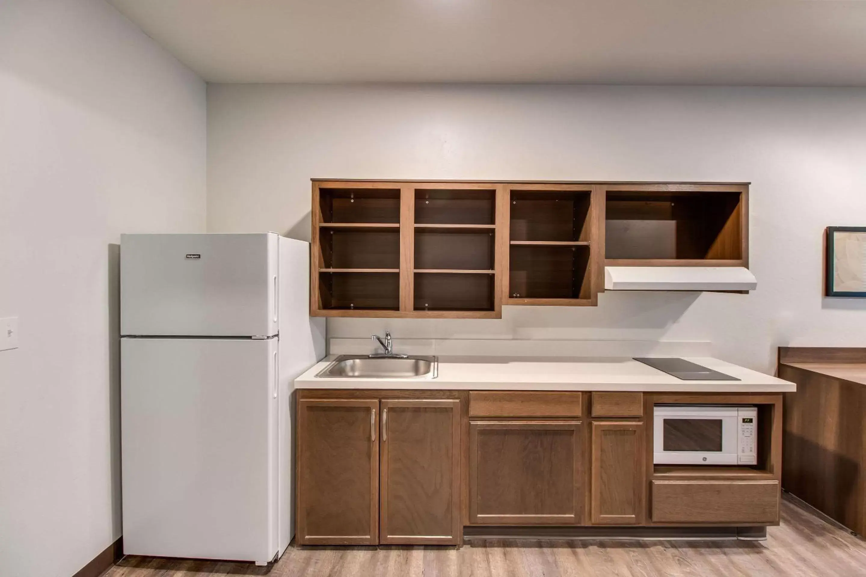 Photo of the whole room, Kitchen/Kitchenette in WoodSpring Suites Bakersfield Airport